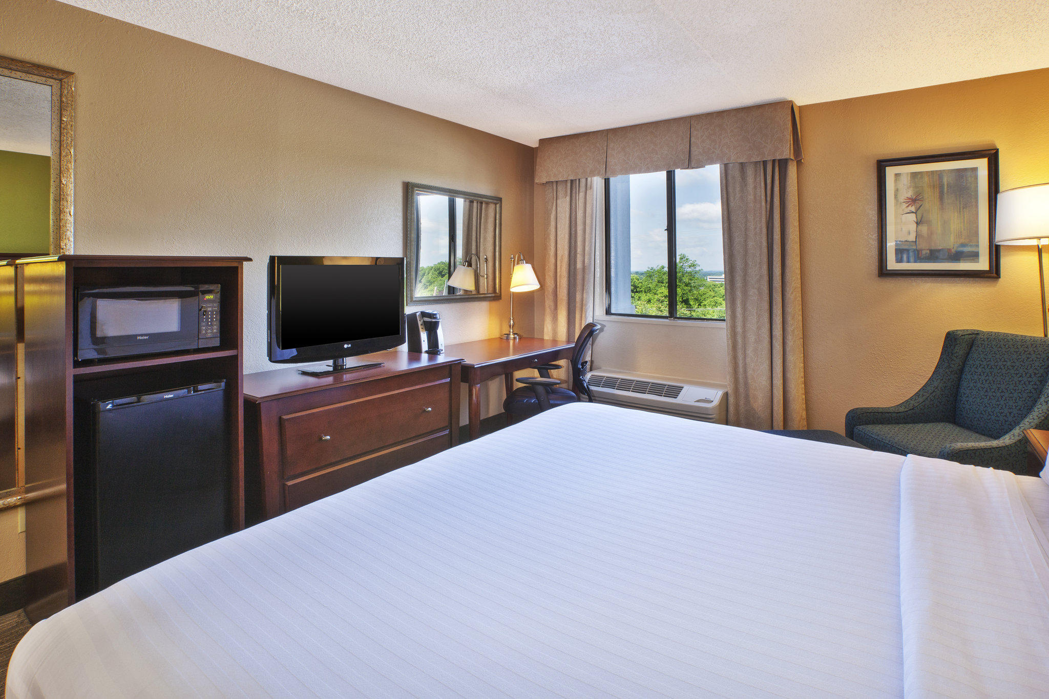 Holiday Inn Express & Suites Germantown - Gaithersburg Photo