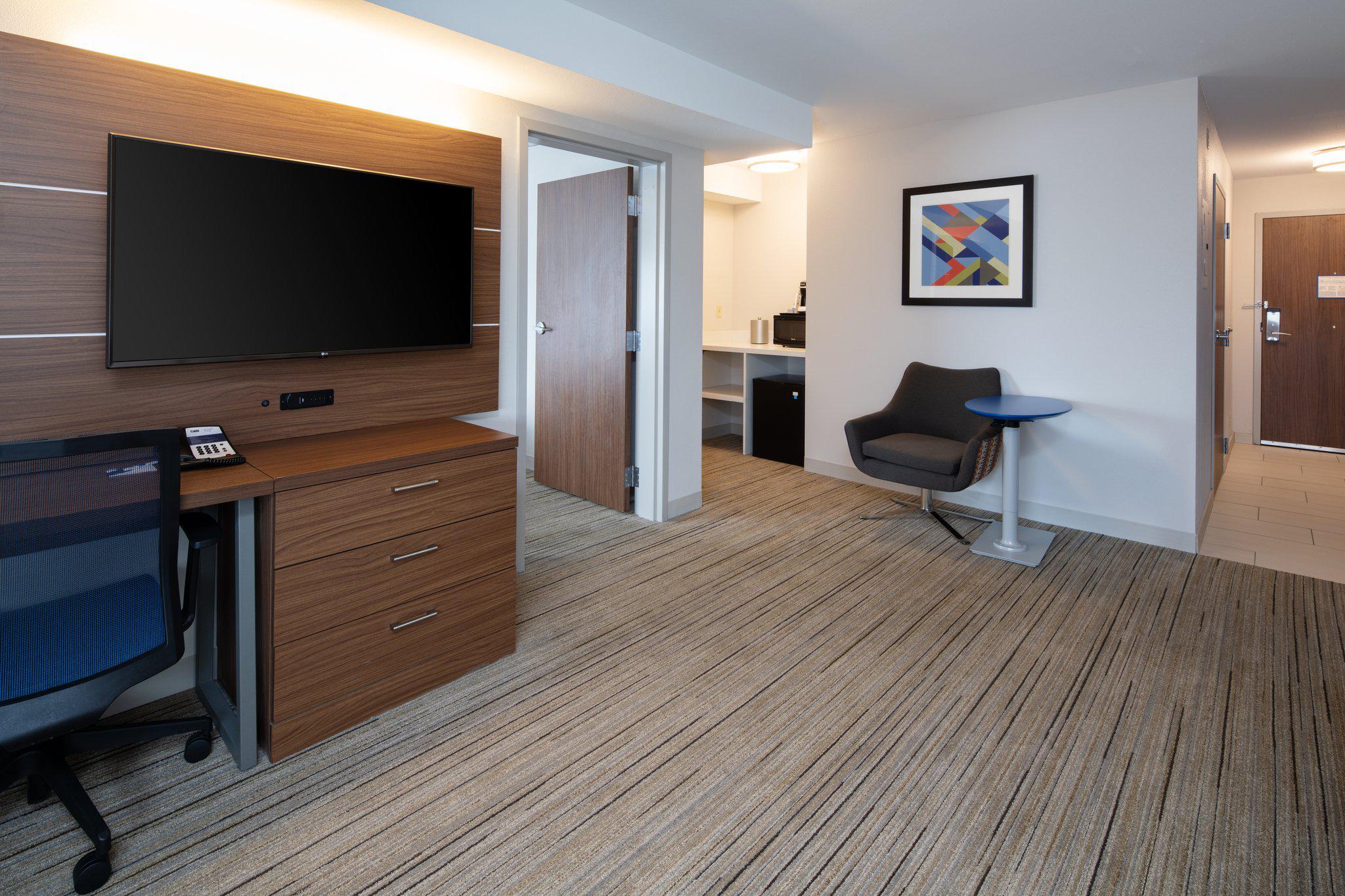 Holiday Inn Express & Suites Seattle-Sea-Tac Airport Photo