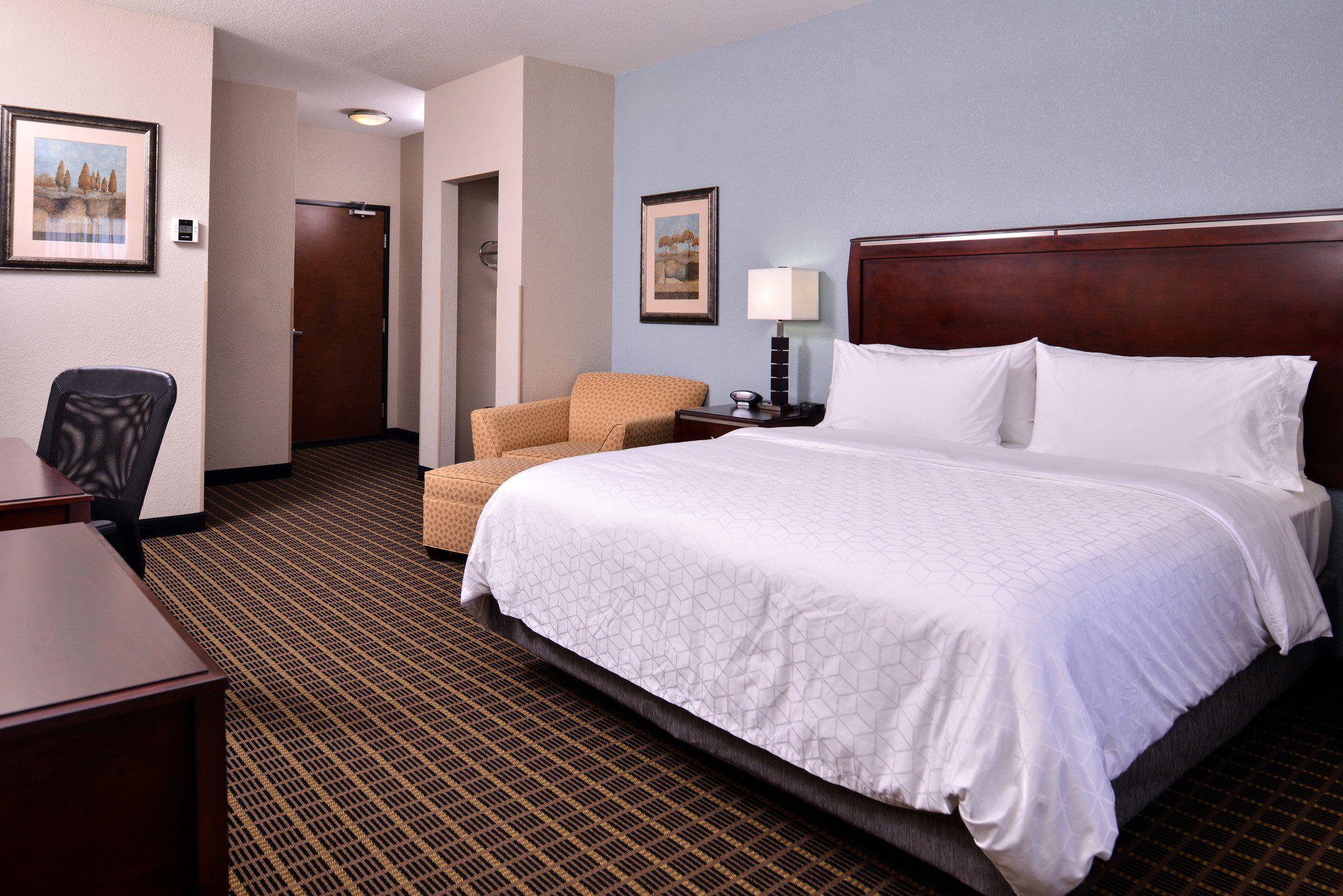 Holiday Inn Express & Suites Pittsburg Photo