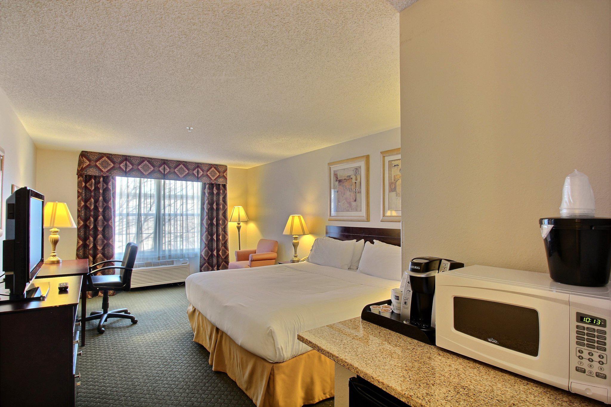 Holiday Inn Express & Suites Oshkosh-Sr 41 Photo