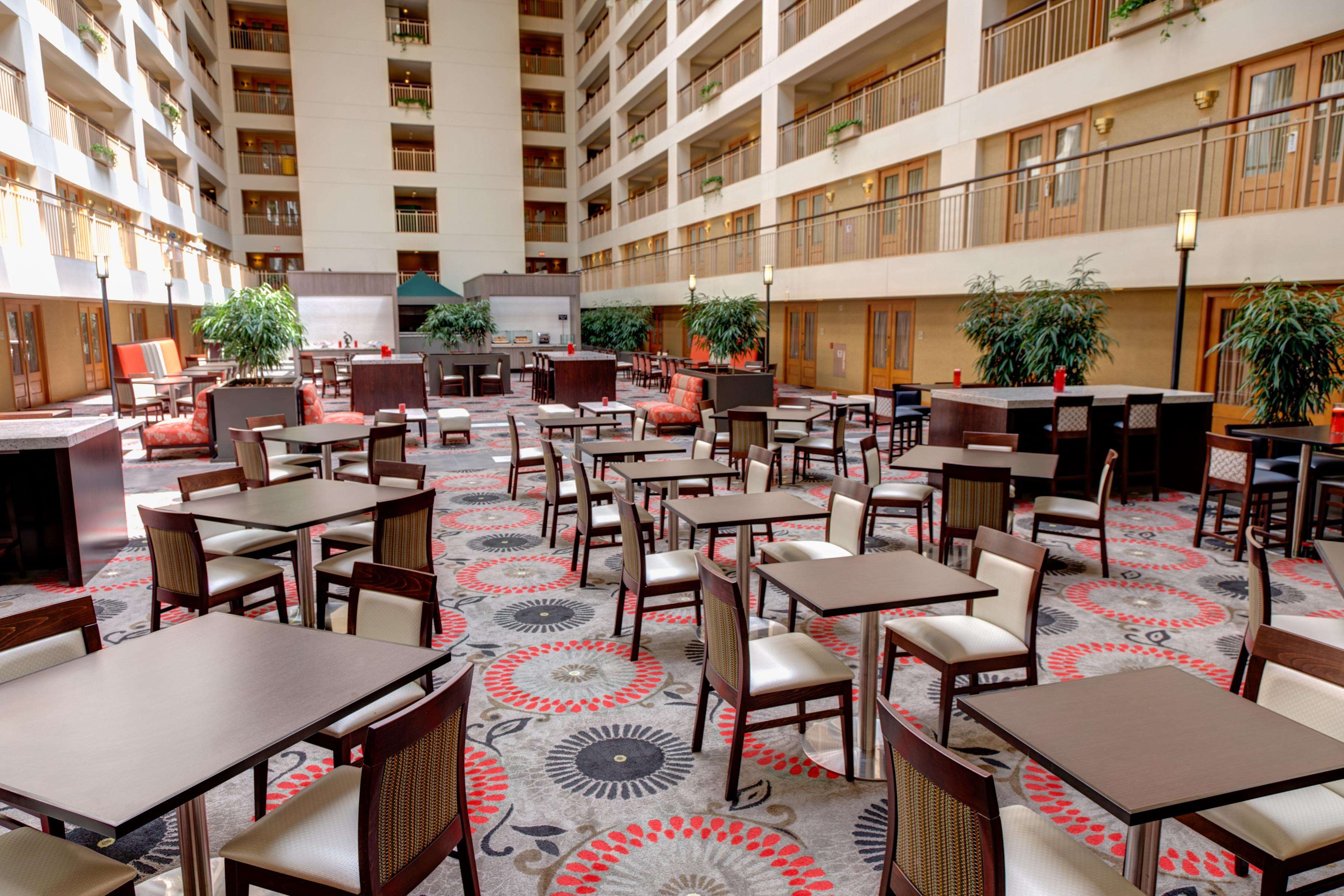 Embassy Suites by Hilton Chicago-O'Hare Rosemont Photo