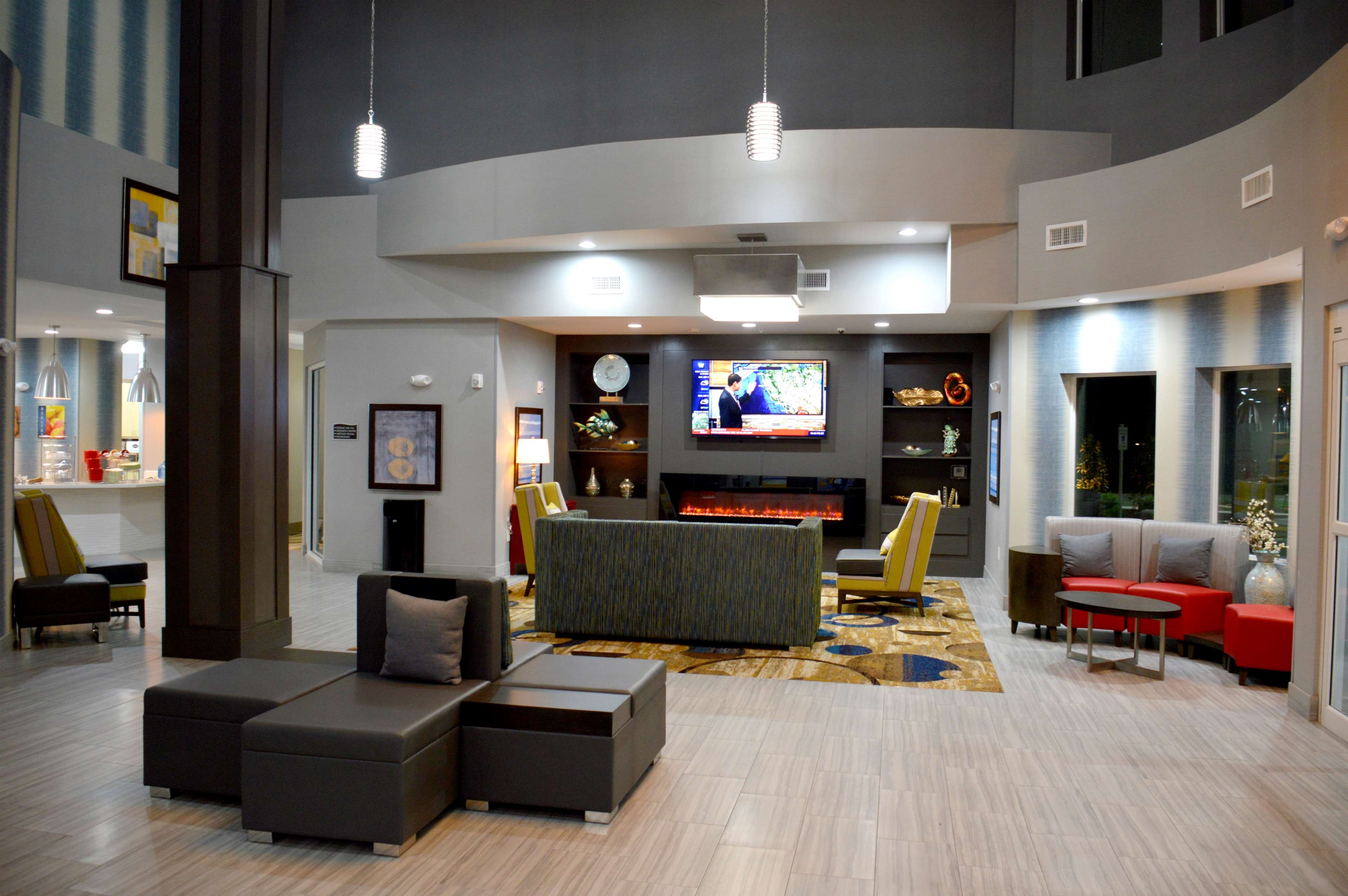 Best Western Plus Airport Inn & Suites Photo