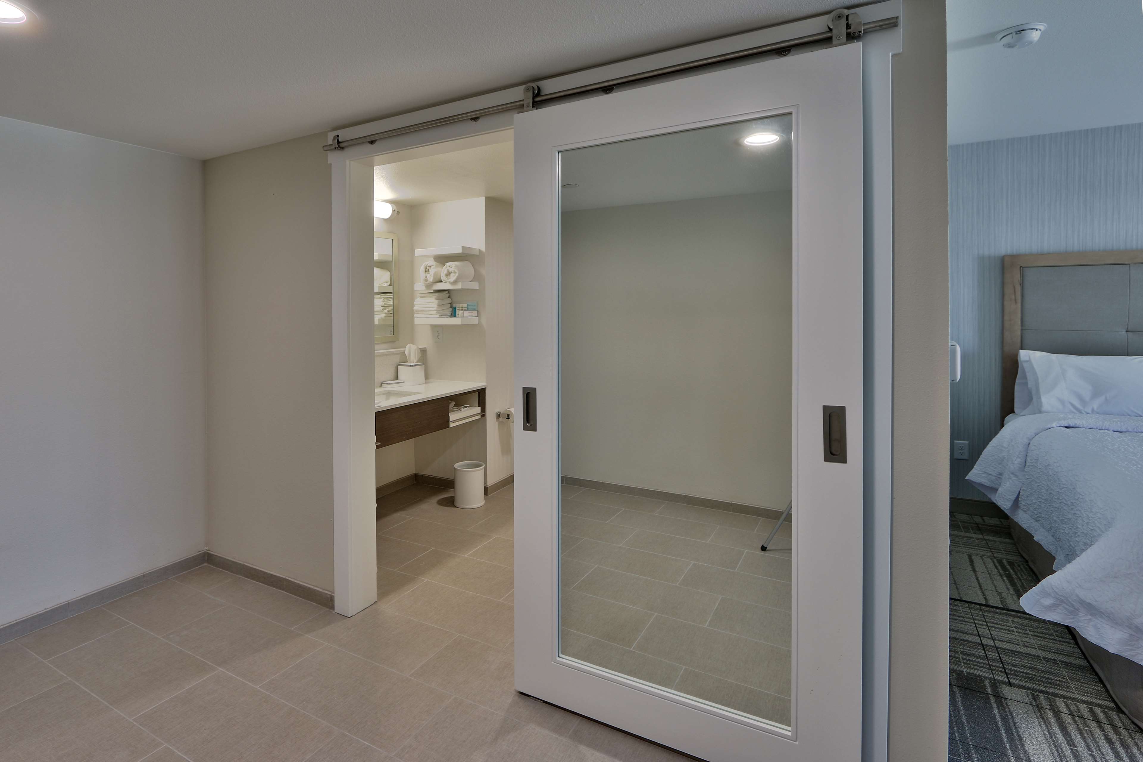 Guest room bath