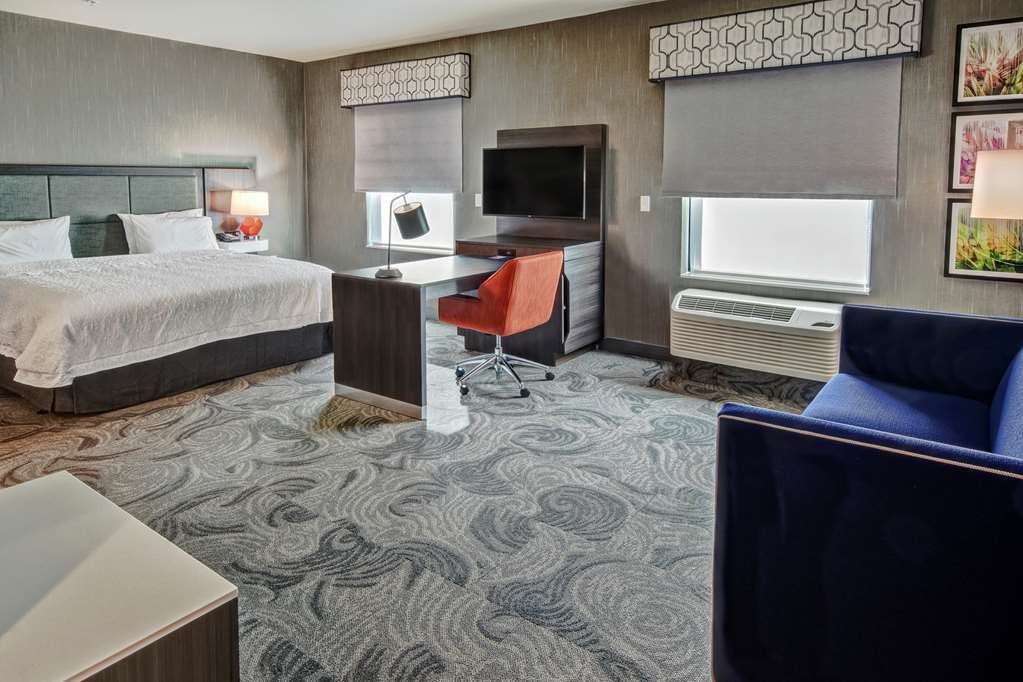 Hampton Inn Fresno Airport Image