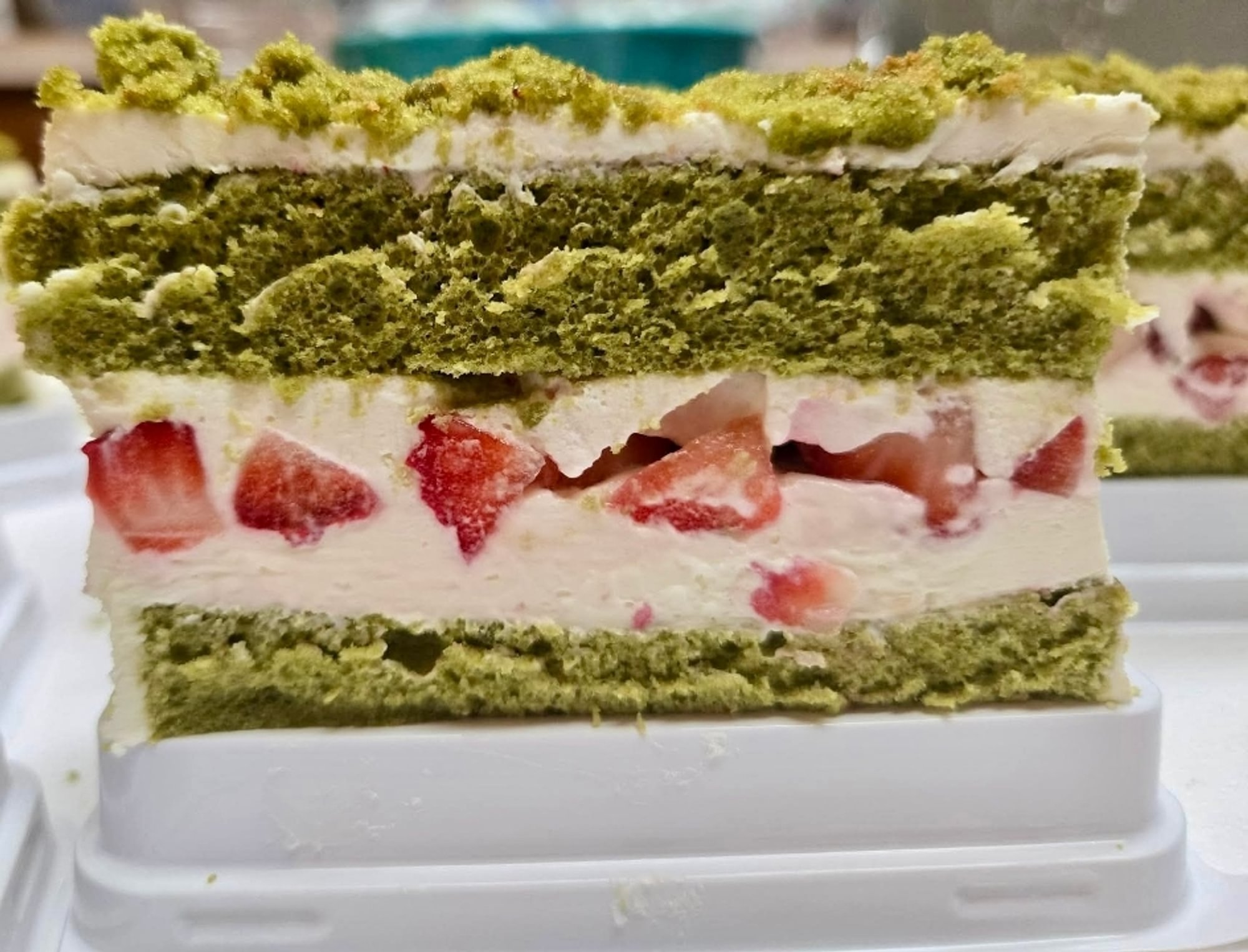Matcha & strawberry cake