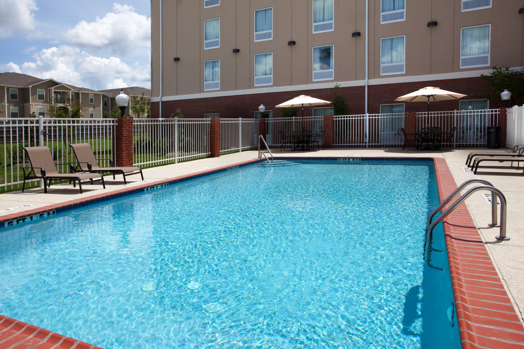 Holiday Inn Express & Suites Baton Rouge East Photo