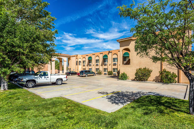 Images Econo Lodge Inn & Suites