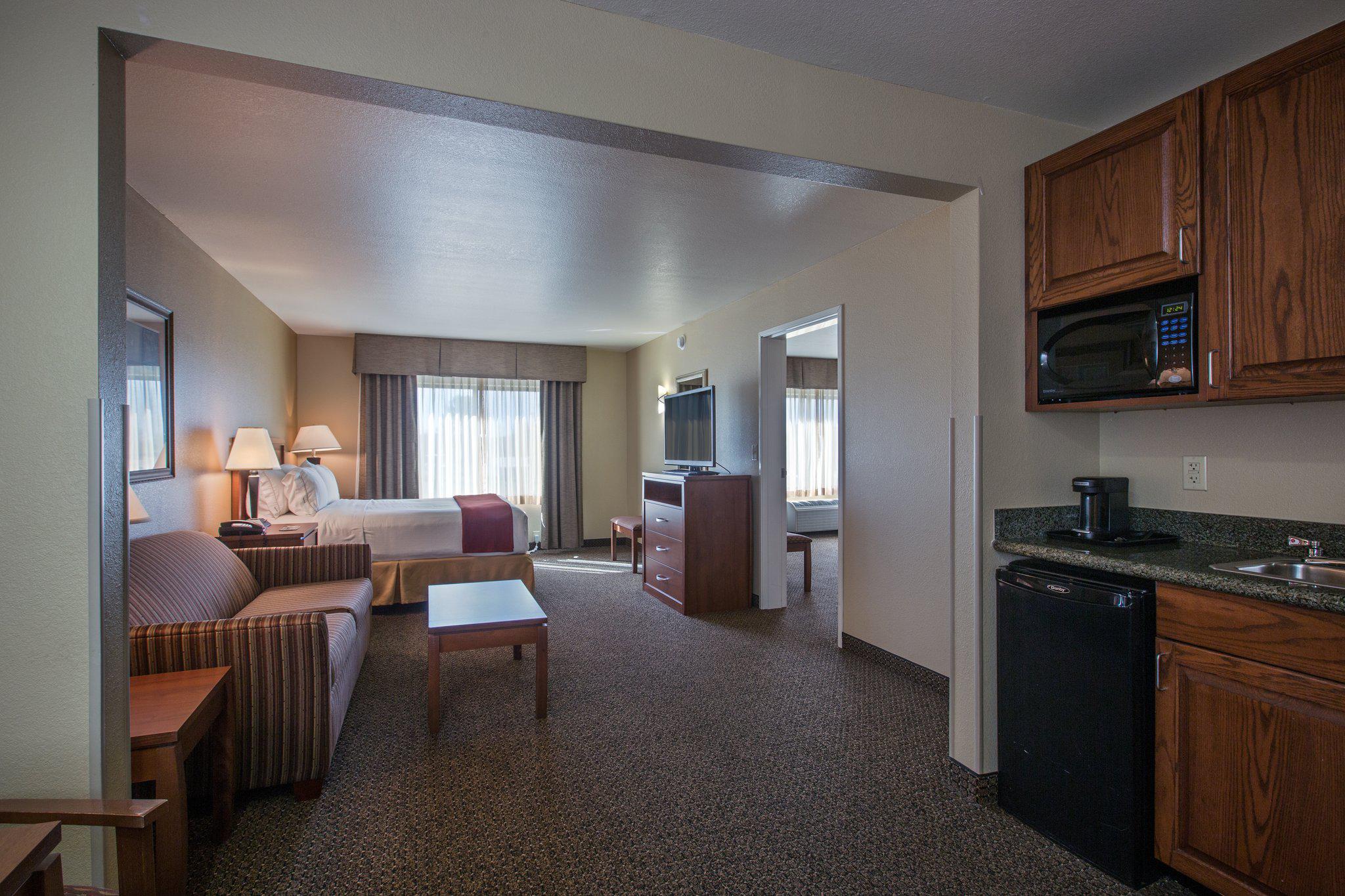 Holiday Inn Express & Suites Lewisburg Photo