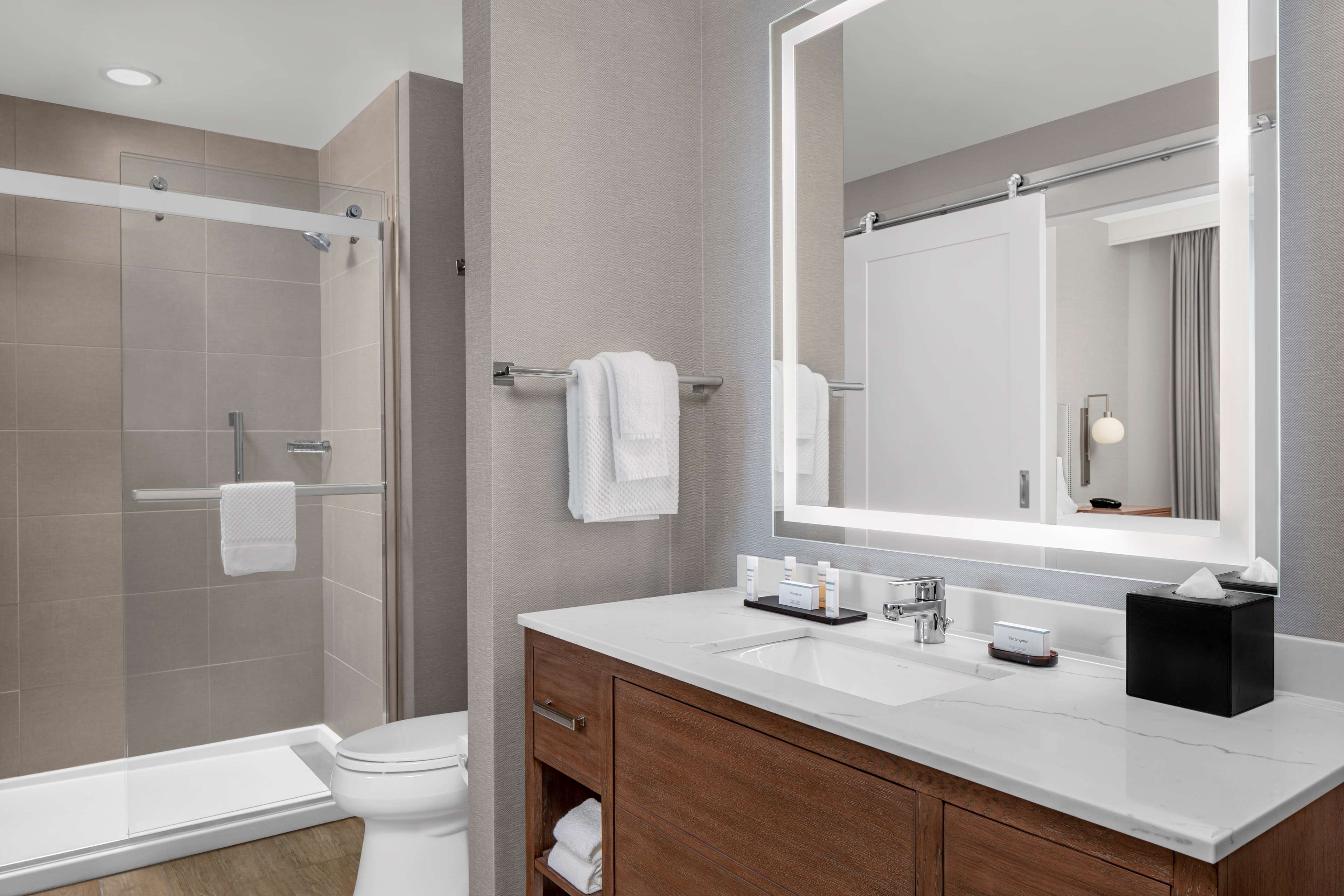 Guest room bath