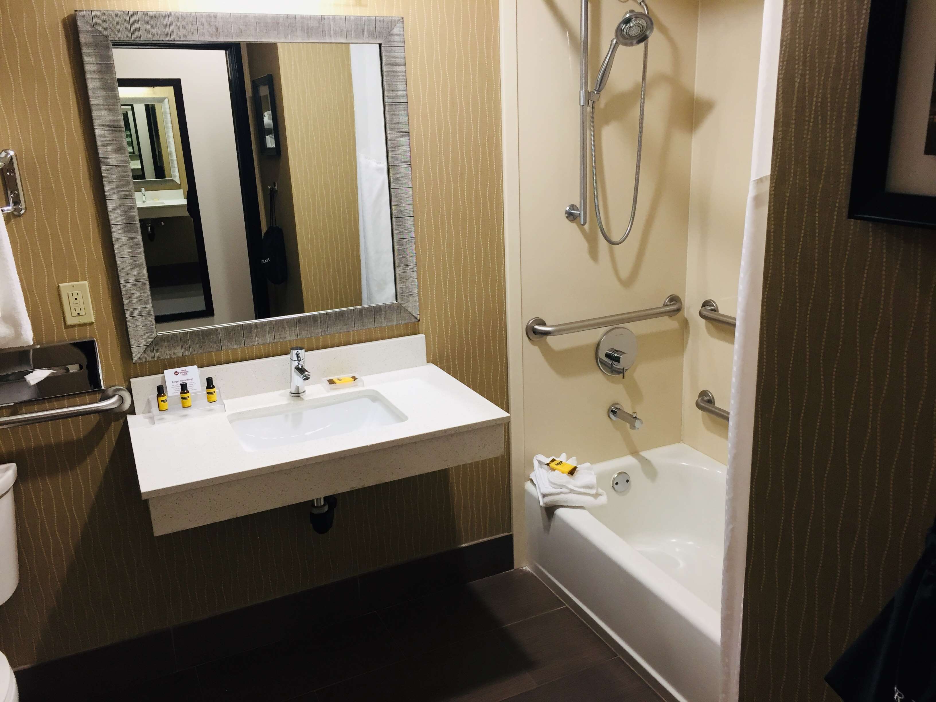 Best Western Plus Portland Airport Hotel & Suites Photo