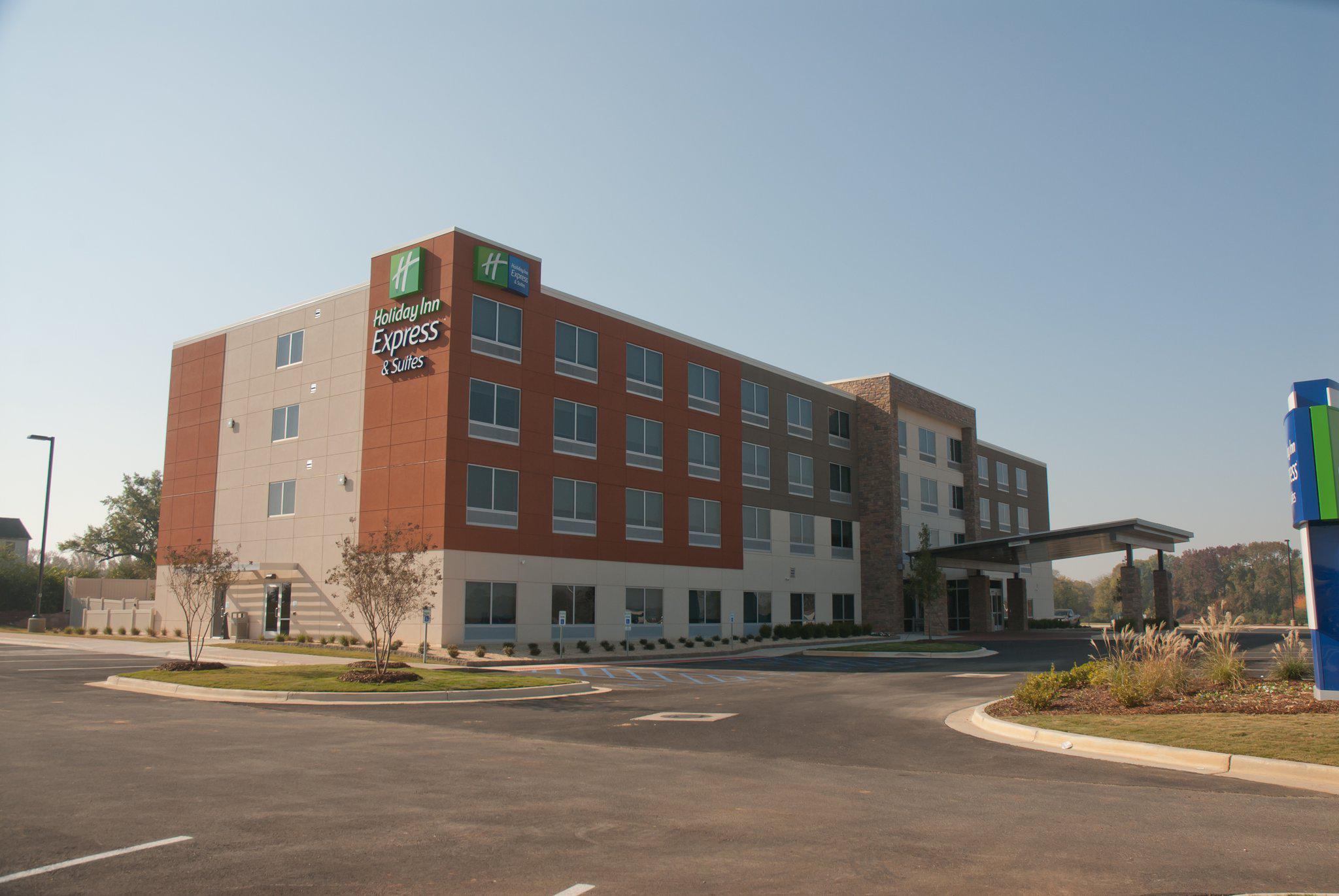 Holiday Inn Express & Suites Decatur Photo