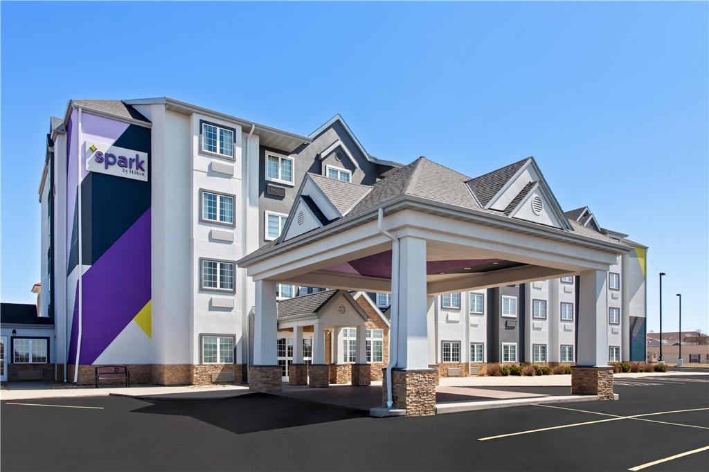 Spark by Hilton Rochester South Logo