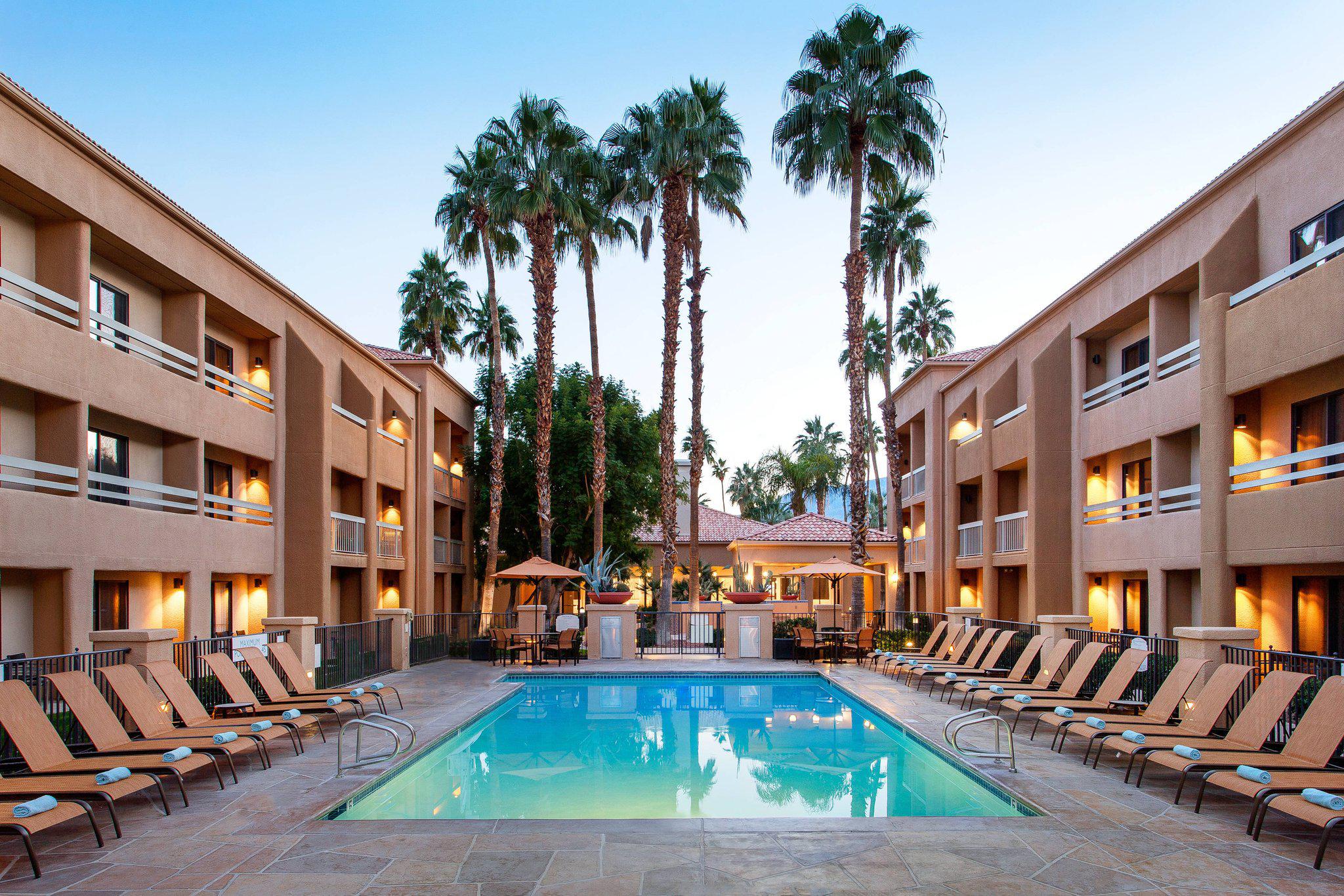 Courtyard by Marriott Palm Springs Photo