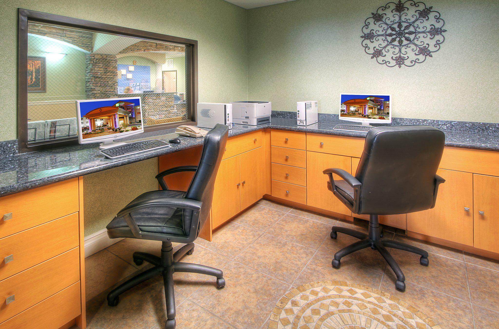 Holiday Inn Express & Suites Carlsbad Photo