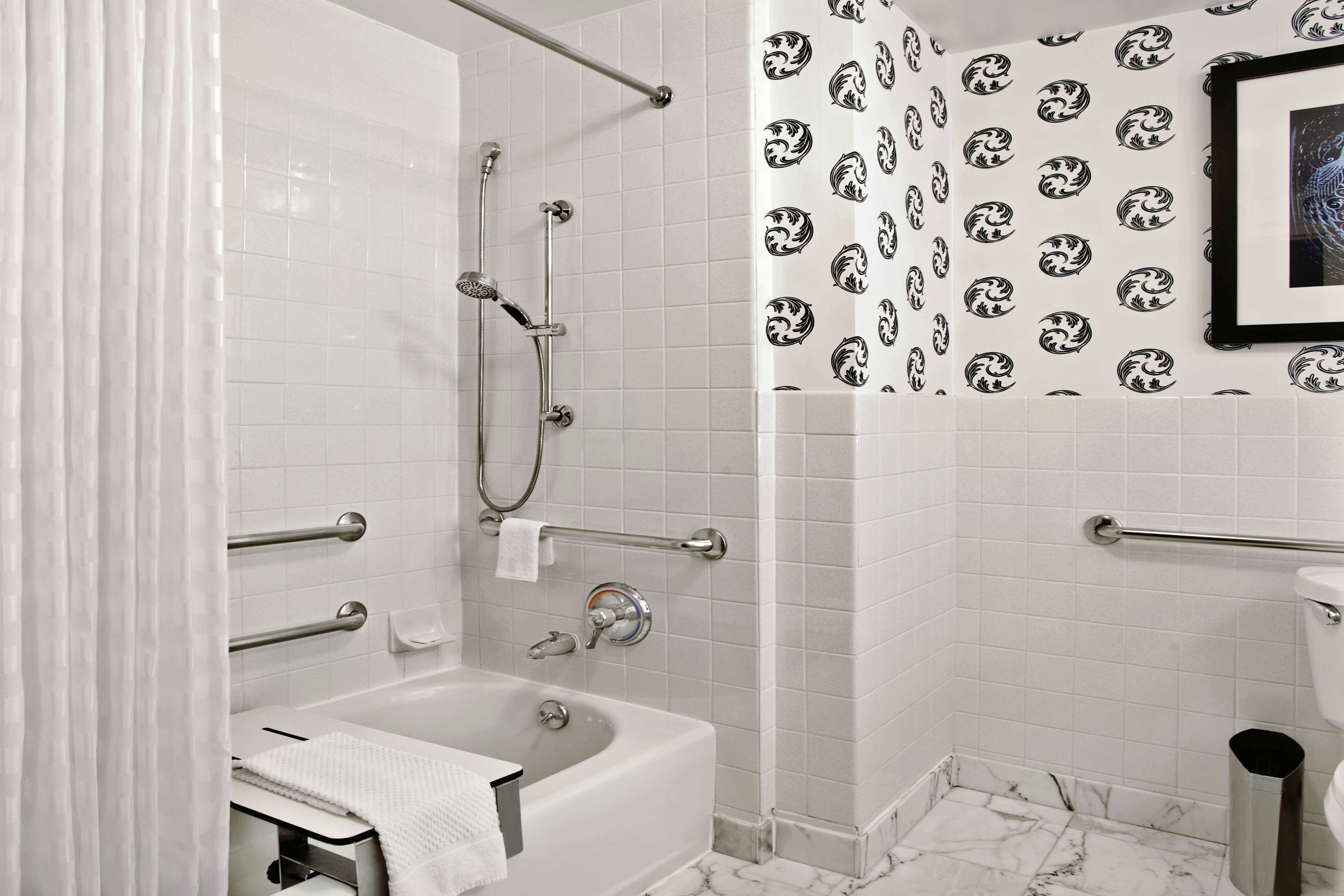 Guest room bath