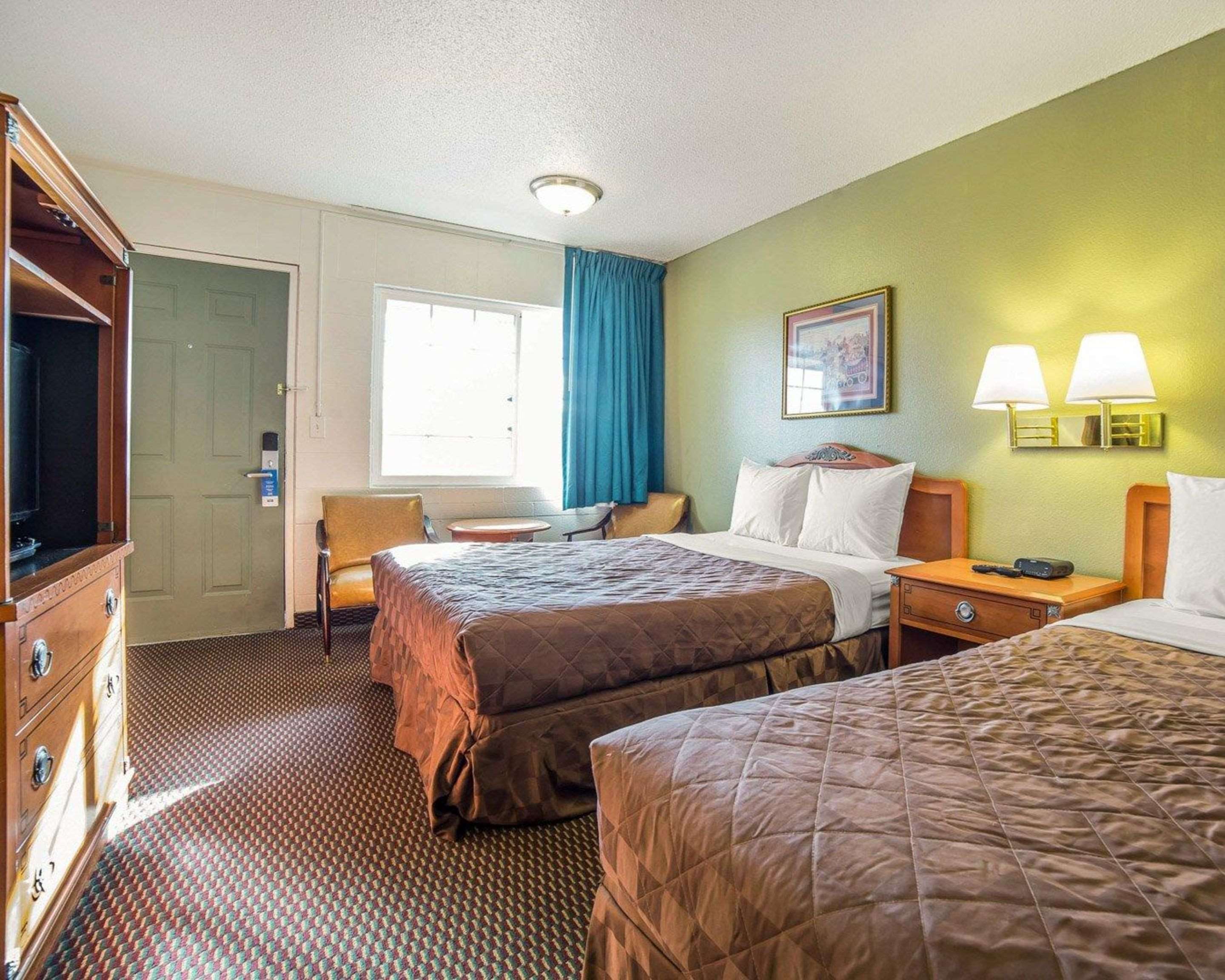 Rodeway Inn & Suites Photo