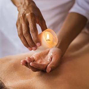 Massage mit warmer Kerze