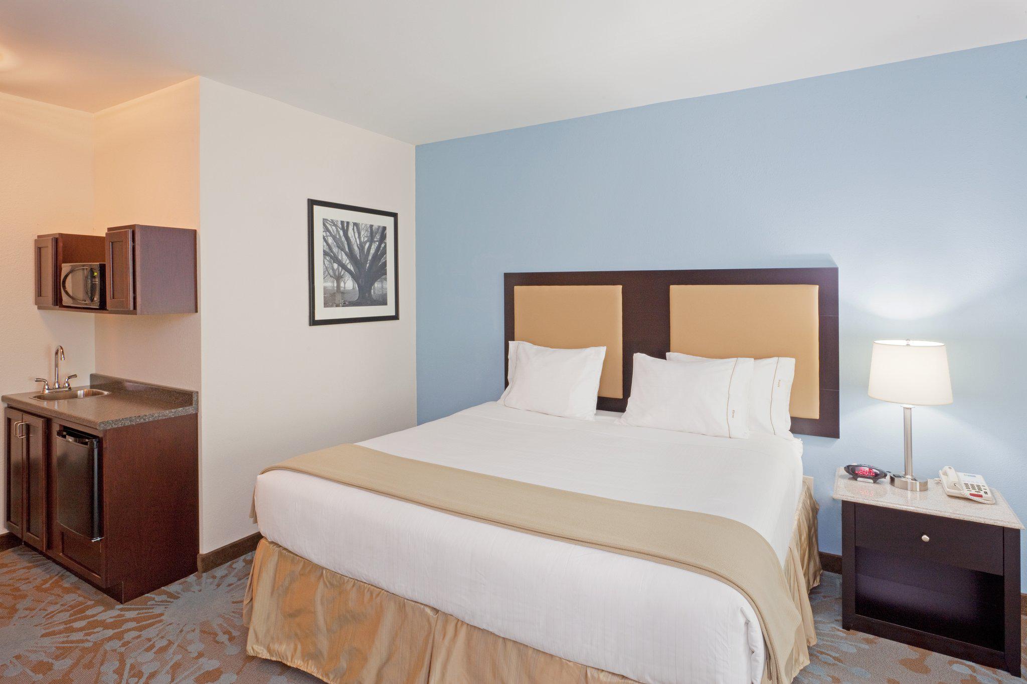 Holiday Inn Express Plainville - Foxboro Area Photo