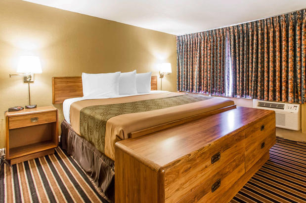Images Econo Lodge Inn & Suites