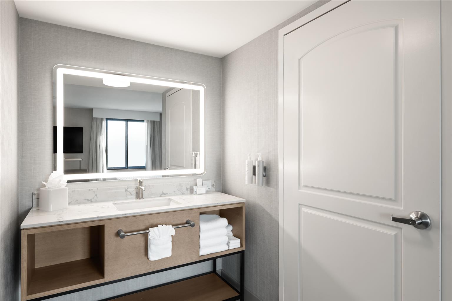 Hampton Inn & Suites Oakland Airport-Alameda Image