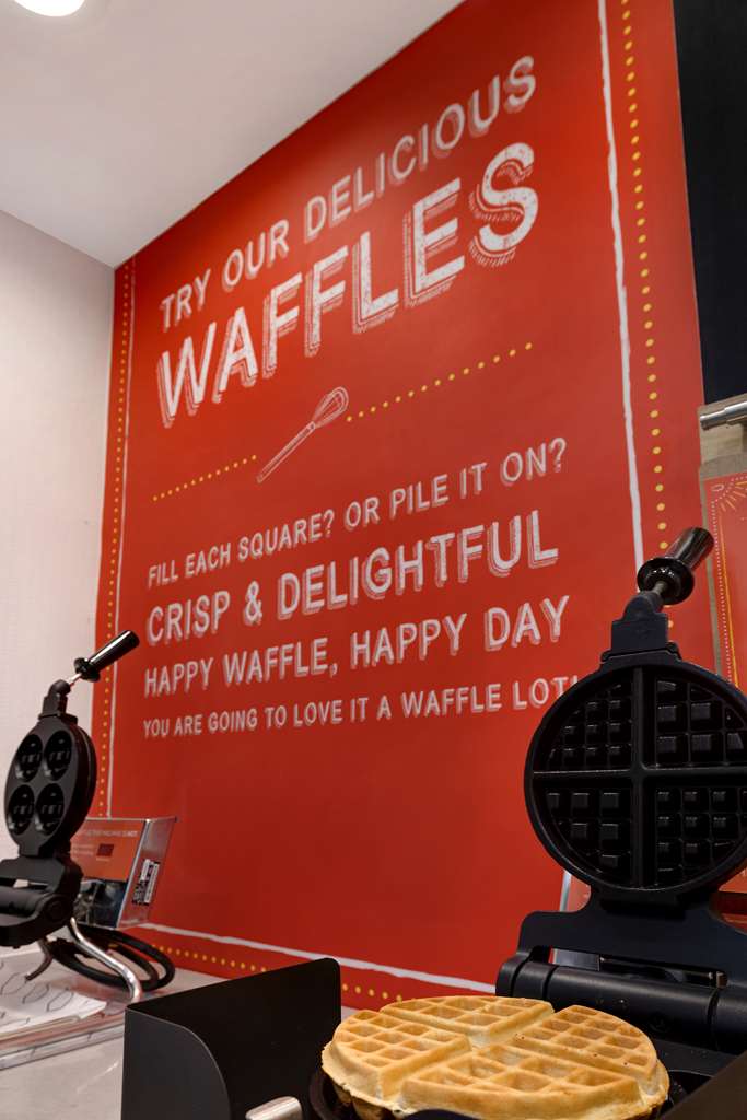 Hampton Inn & Suites Marina Image