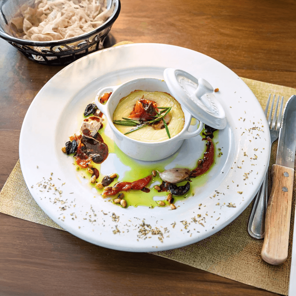 Pico Provencal, Fromage De Chèvre Servi Tiède, Ail Et Tomates Confites, Pignons Olives Noires, Ju...