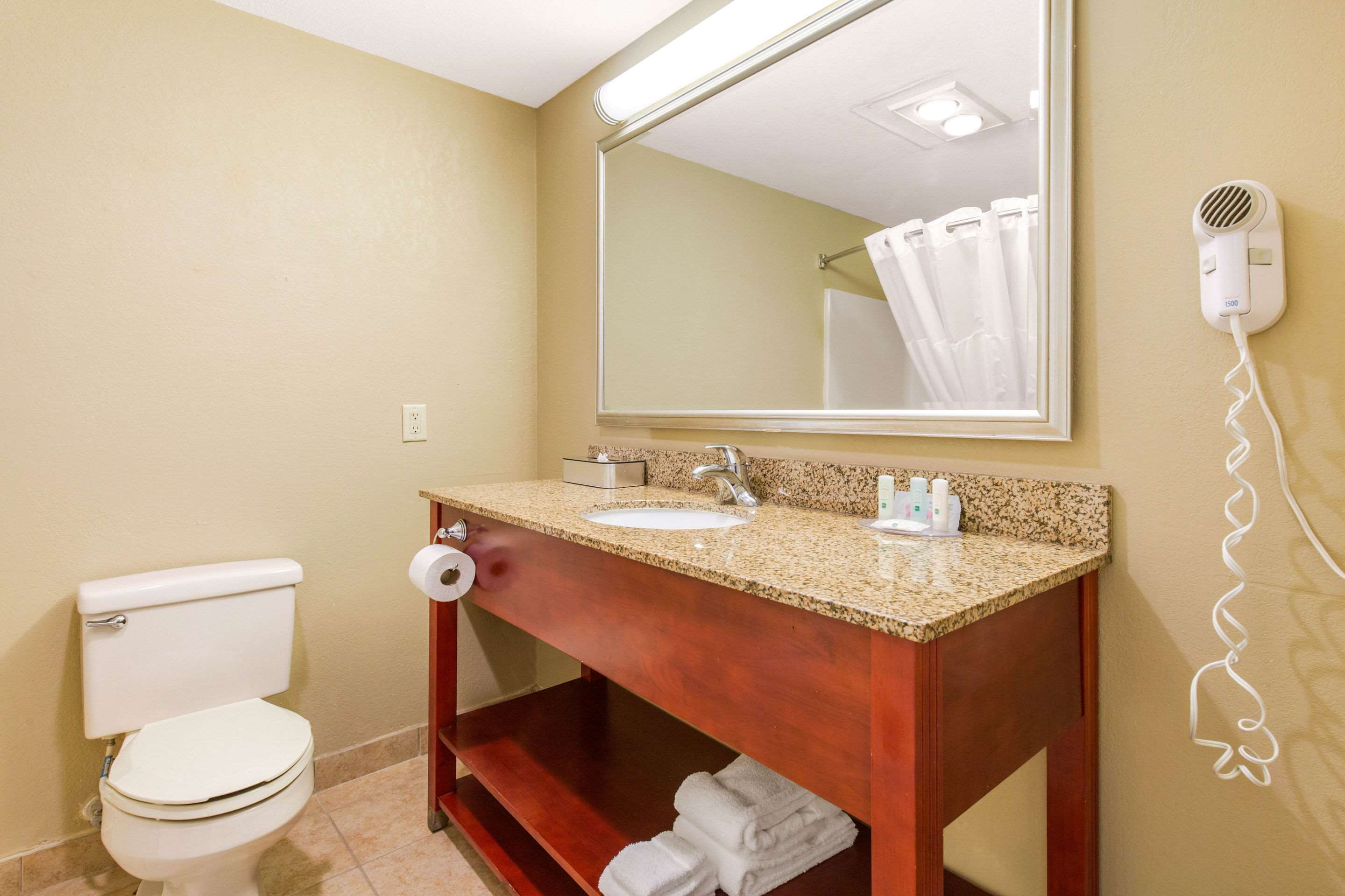 Quality Inn & Suites Georgetown - Seaford Photo