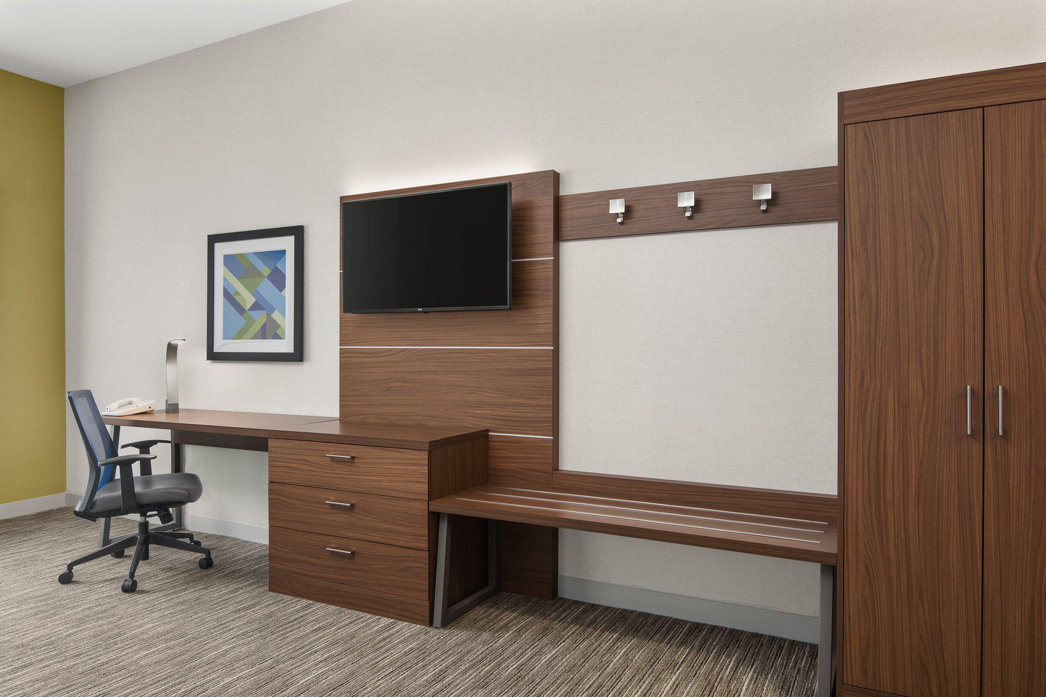 Holiday Inn Express & Suites Sacramento Airport Natomas Photo