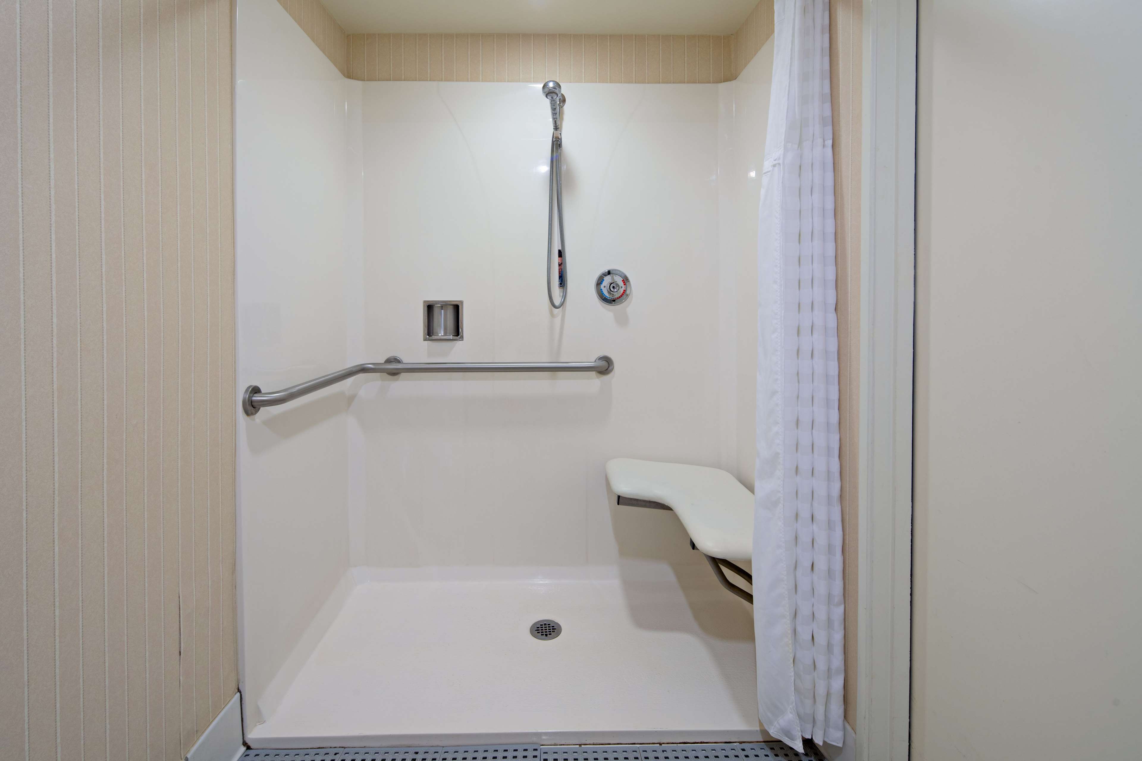 Guest room bath