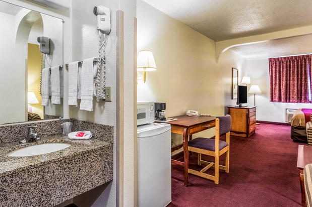 Images Econo Lodge Inn & Suites