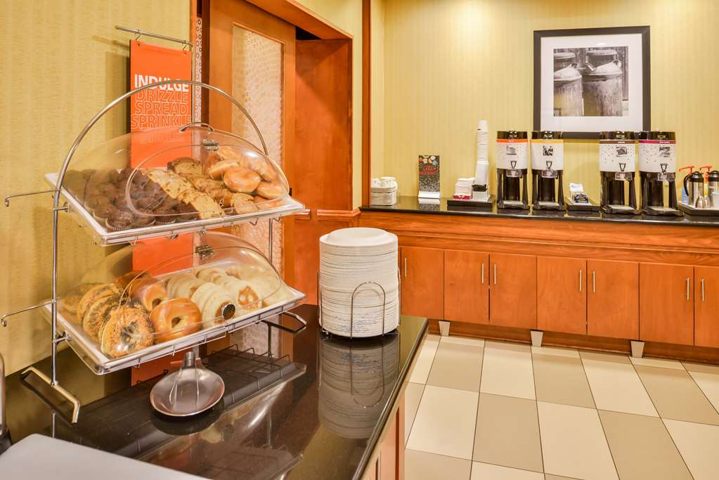 Hampton Inn Emporia Image