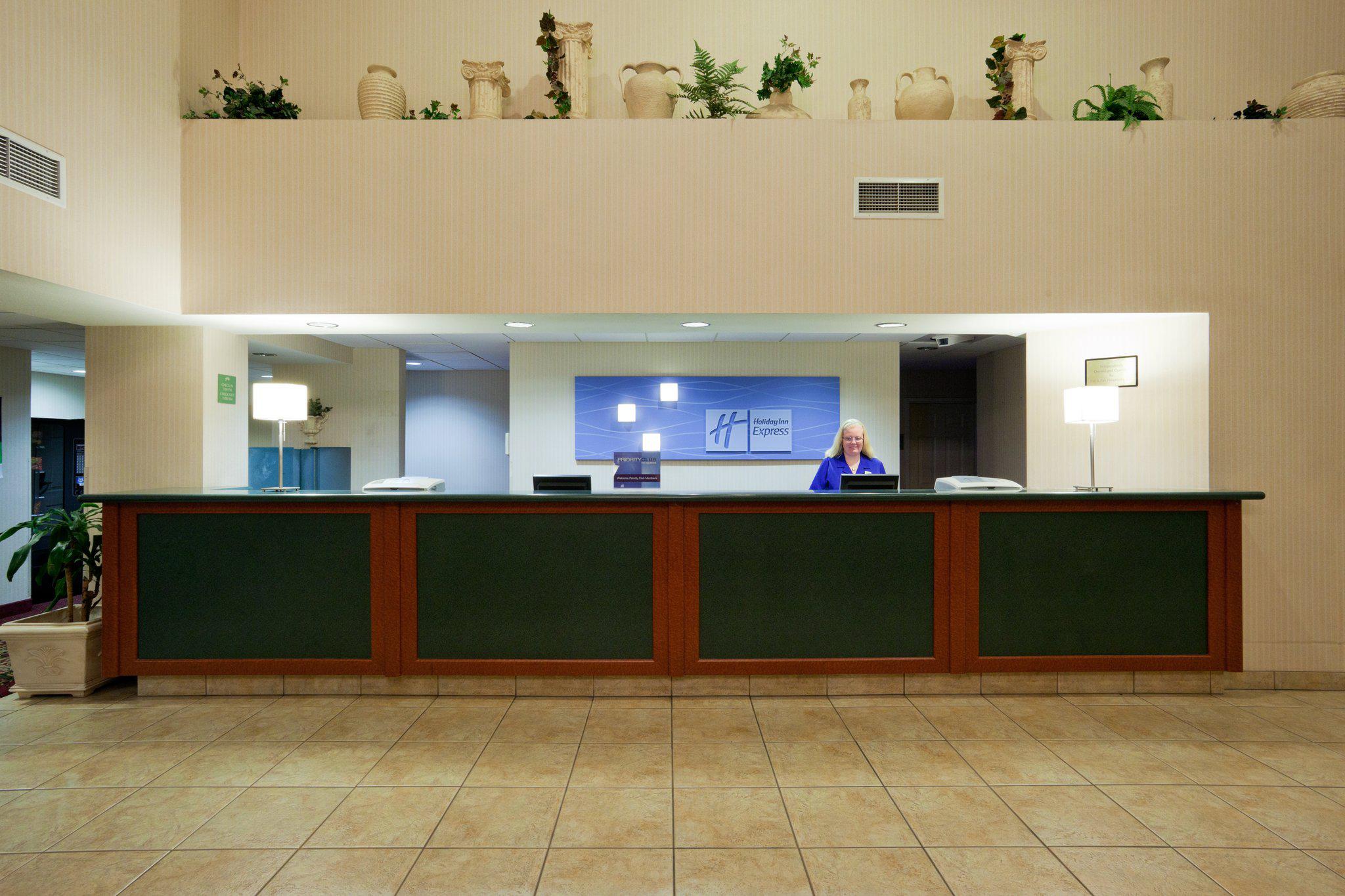 Holiday Inn Express & Suites Tracy Photo