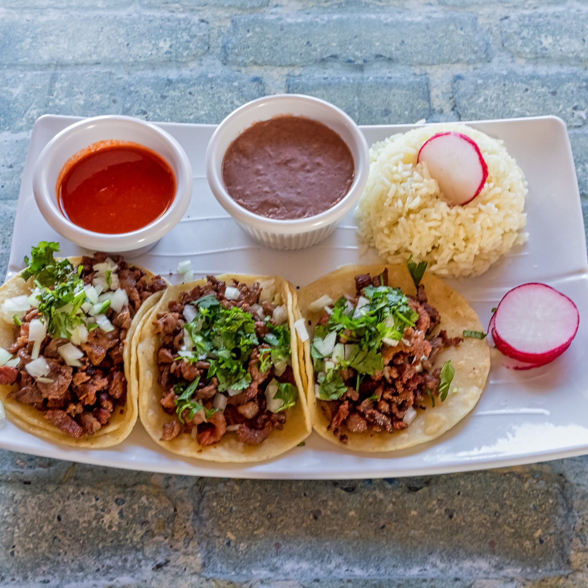 PLATOS DE TACOS CON ARROZ Y FRIJOLES