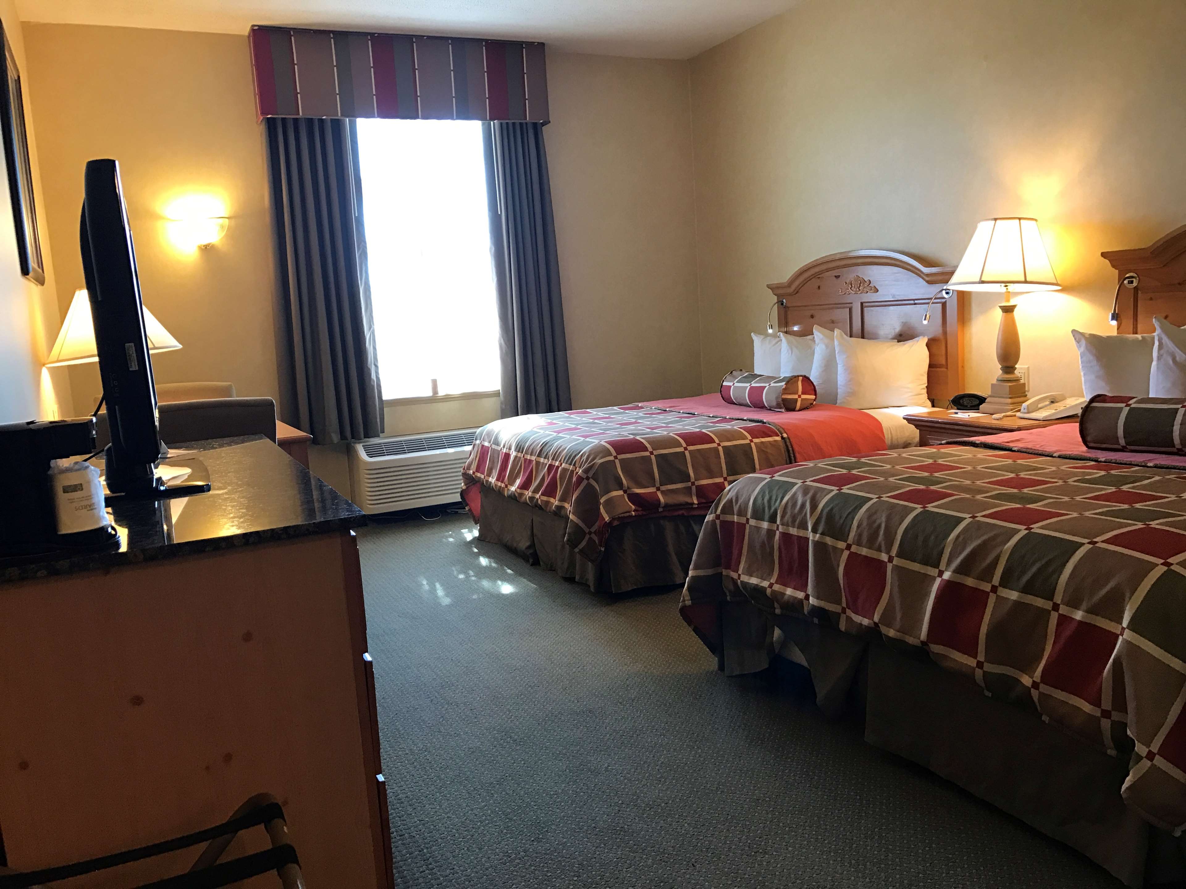 Best Western Plus Revere Inn & Suites Photo