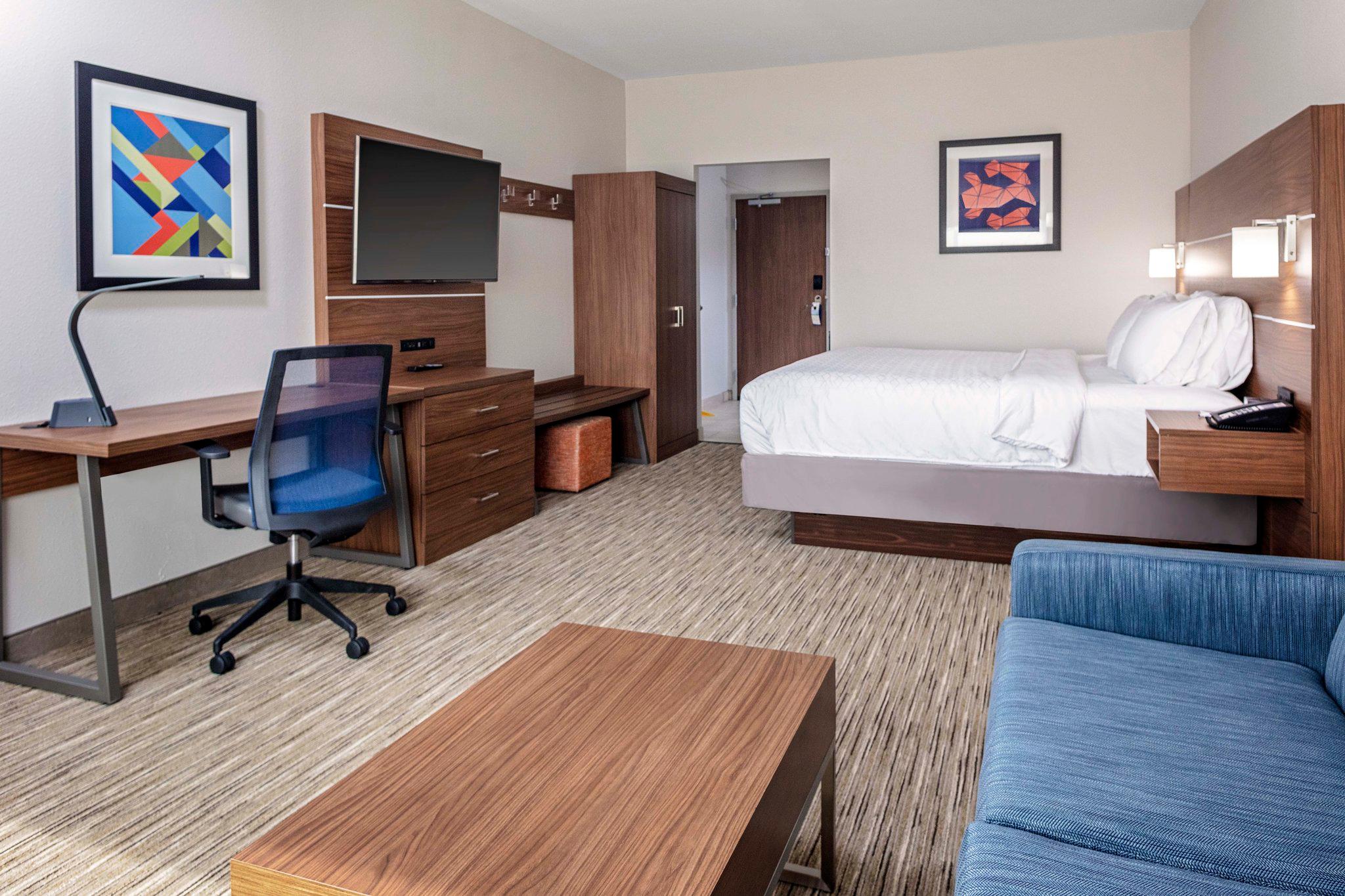 Holiday Inn Express & Suites Madison Photo