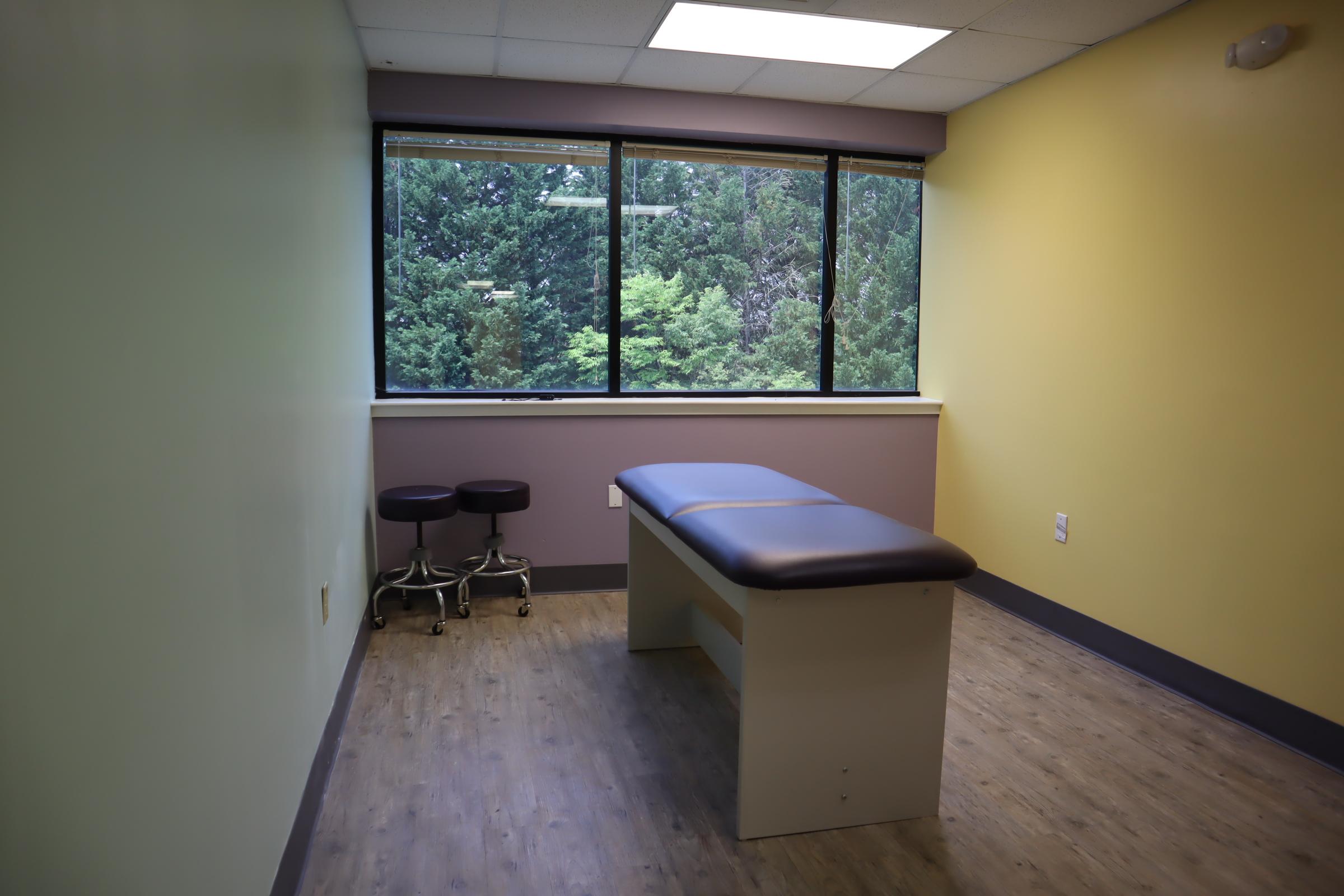 Compleat Rehab & Sports Therapy - Hickory Clinic Image