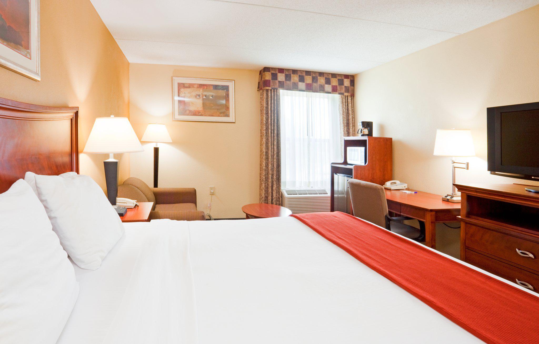 Holiday Inn Express & Suites Fayetteville-Ft. Bragg Photo