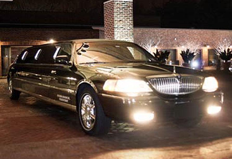 Another elegant and timeless limo option from Spectrum. This vehicle, however, seats up to ten passengers. Dual champagne service, chrome wheels, chrome trim, 