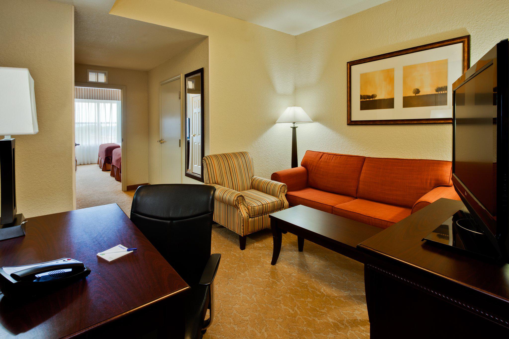 Holiday Inn Express & Suites Lakeland North - I-4 Photo