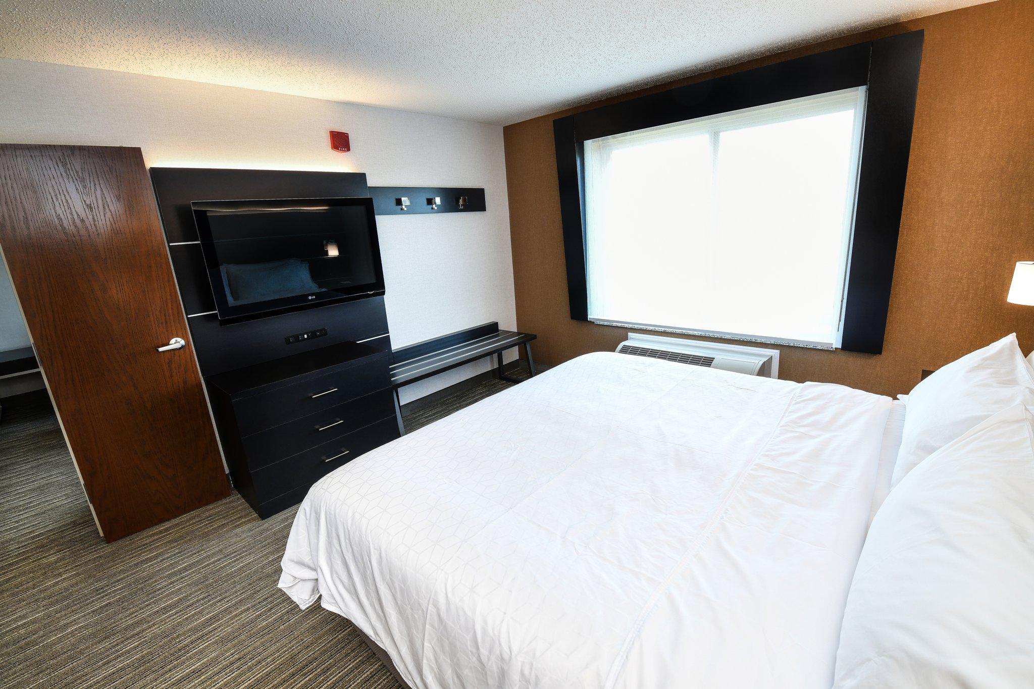 Holiday Inn Express & Suites Grand Forks Photo