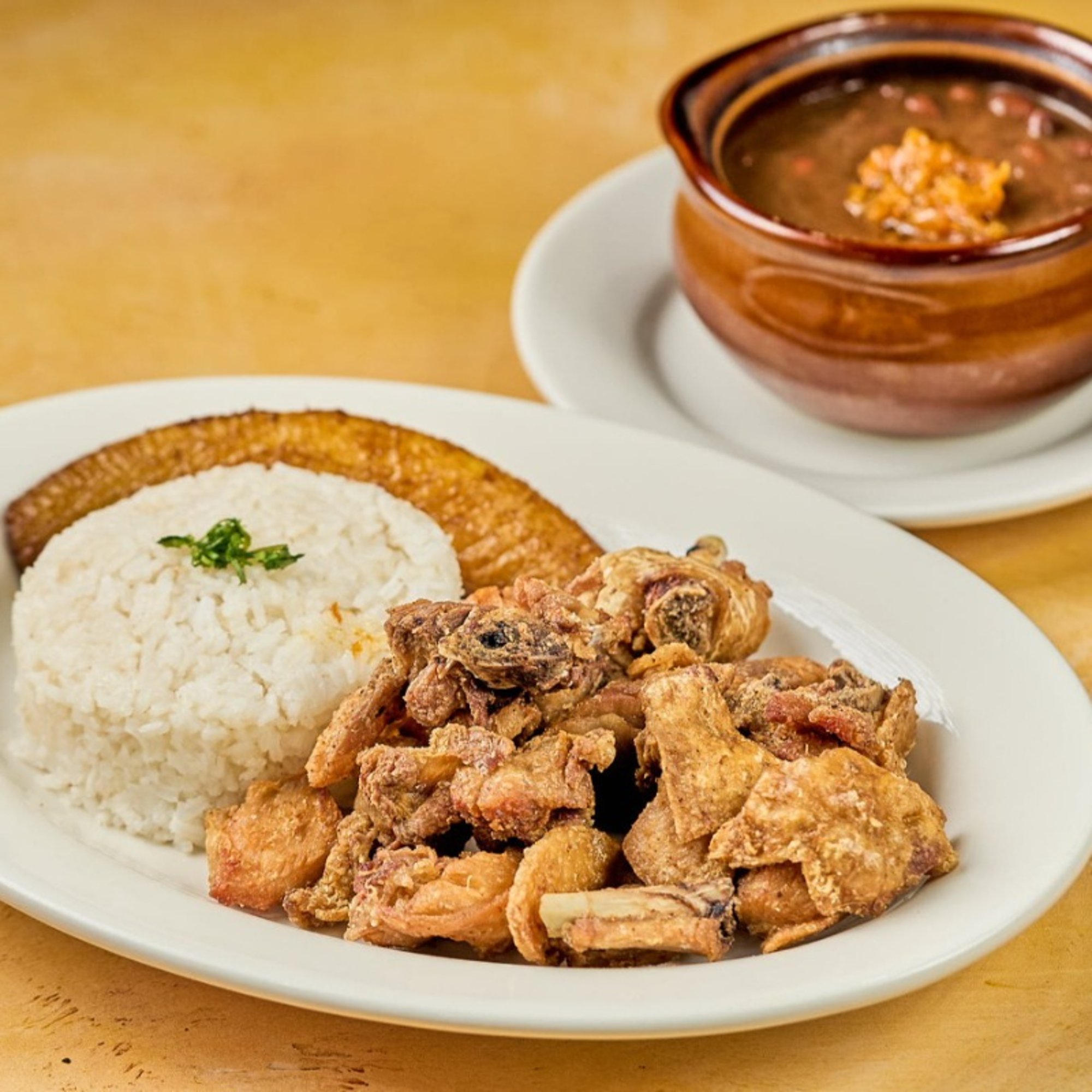 Chicharrón de Pollo + Acompañante
