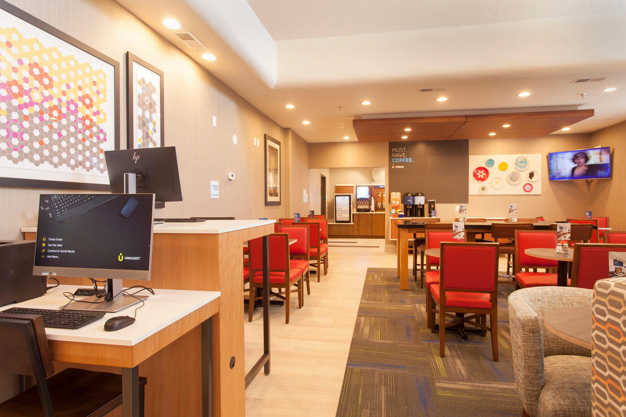 Holiday Inn Express & Suites Santa Fe by IHG Image