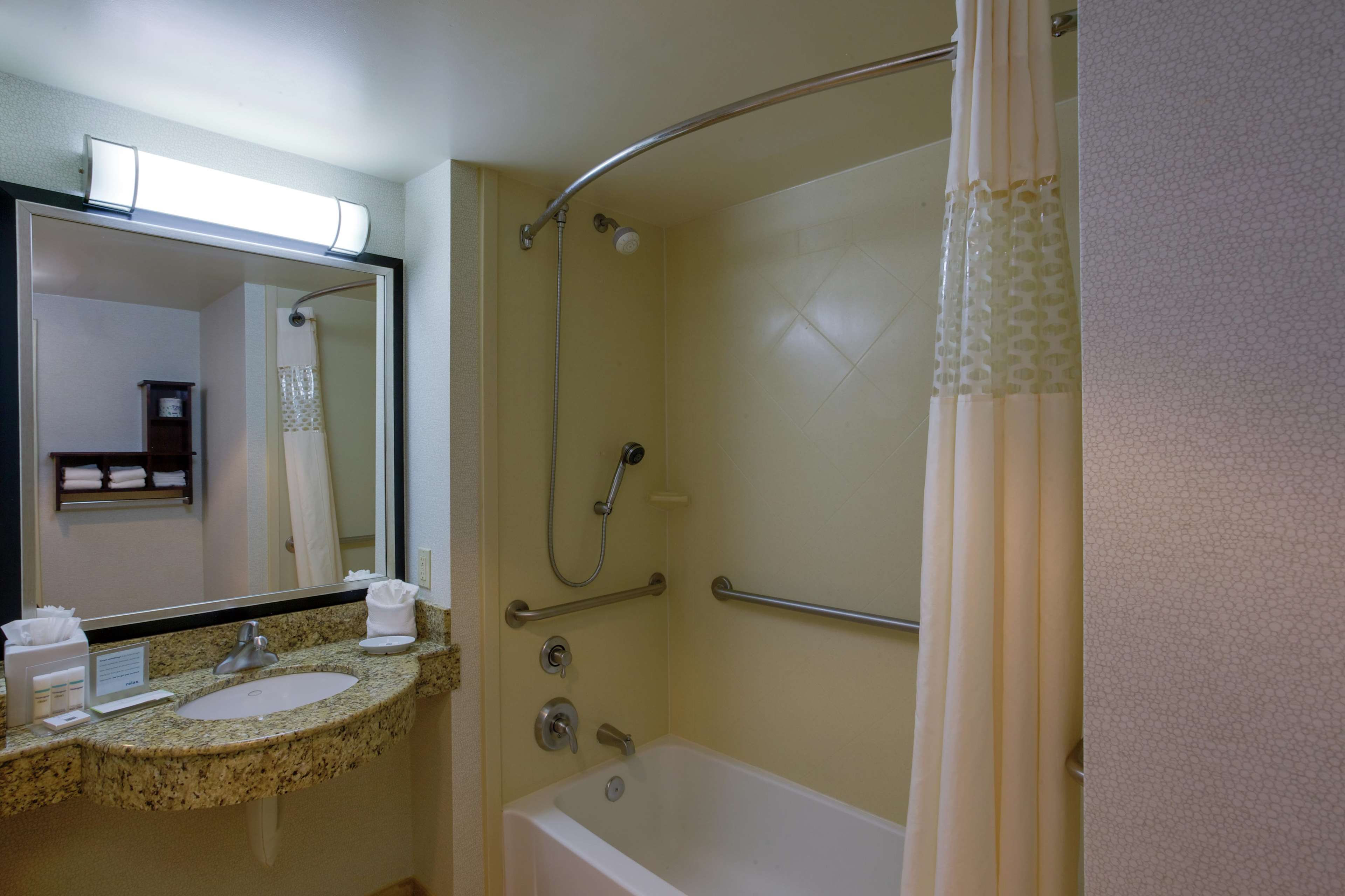 Hampton Inn Garden City Long Island Photo