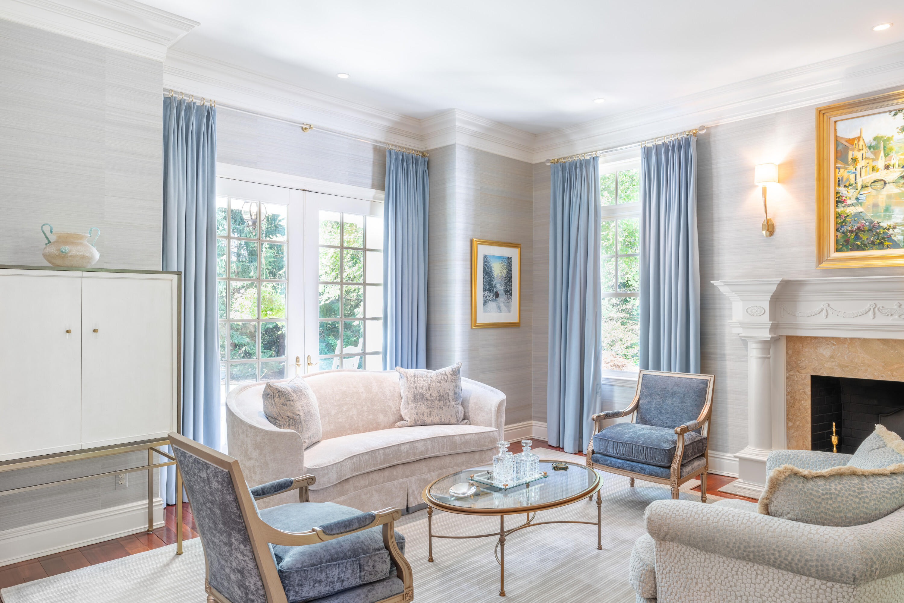 We are dreaming of a cozy afternoon lounging in this gorgeous living room. Imagine sipping a coffee and snuggling up with your favorite book. What could be better than that?