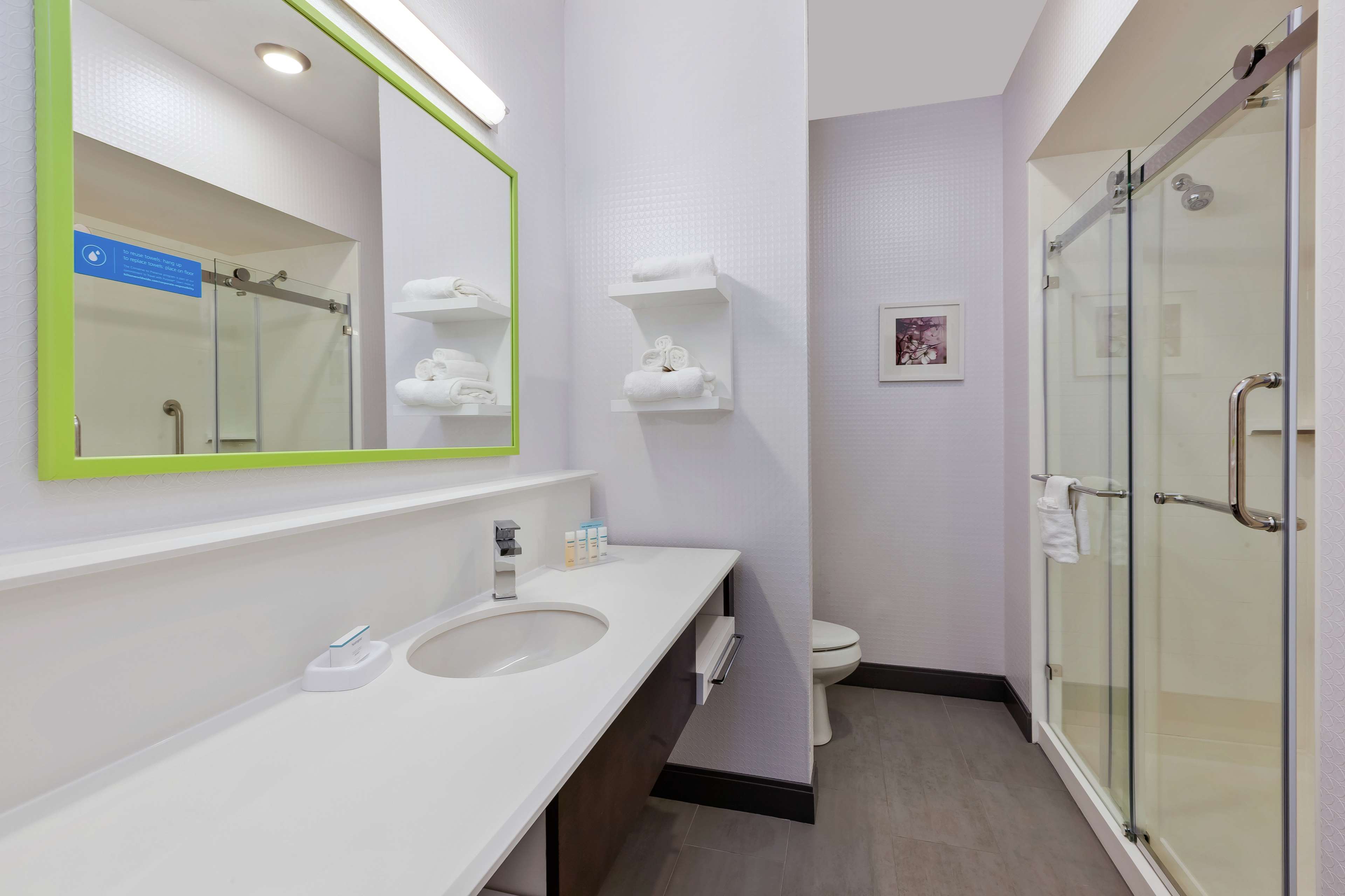 Guest room bath