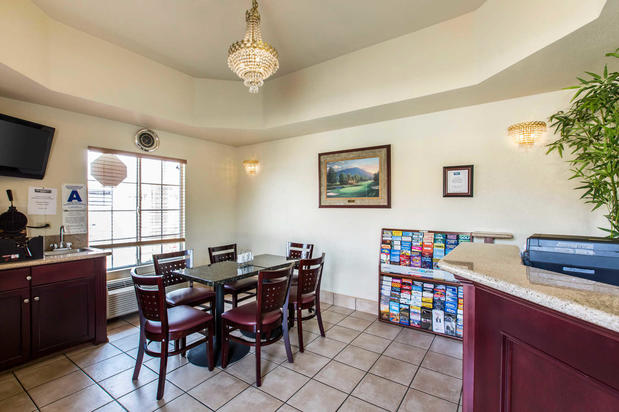 Images Rodeway Inn Beaumont I-10