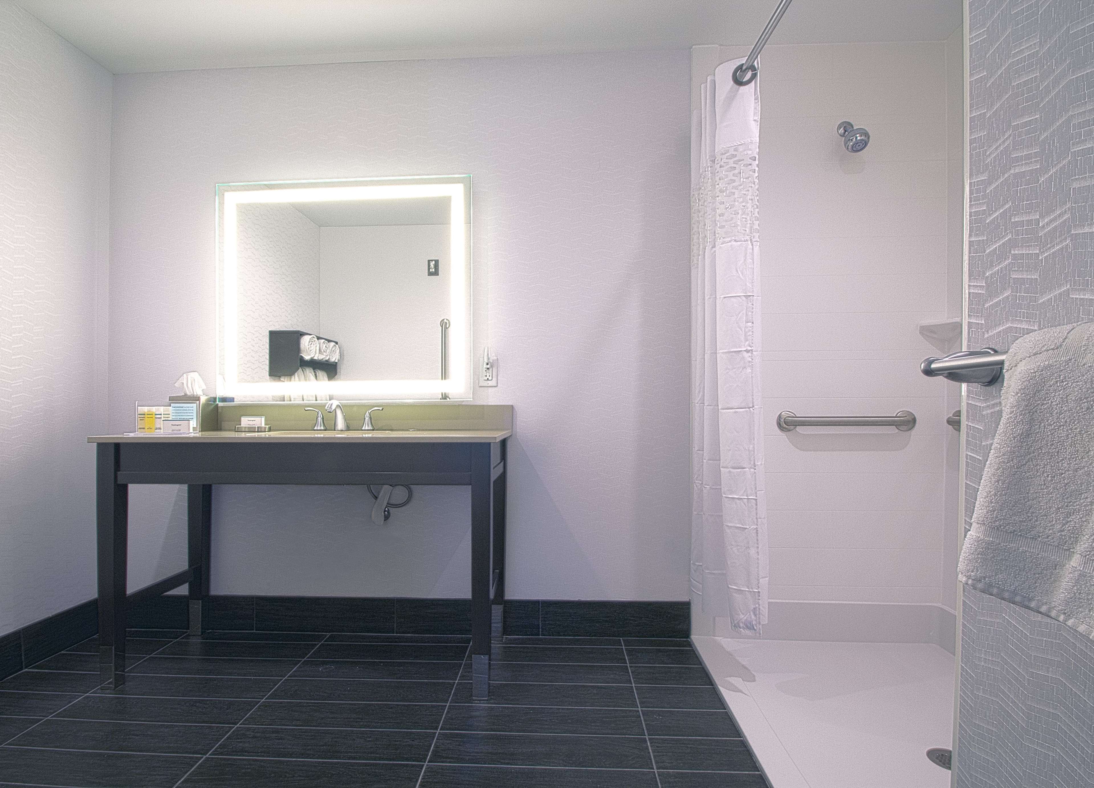 Guest room bath