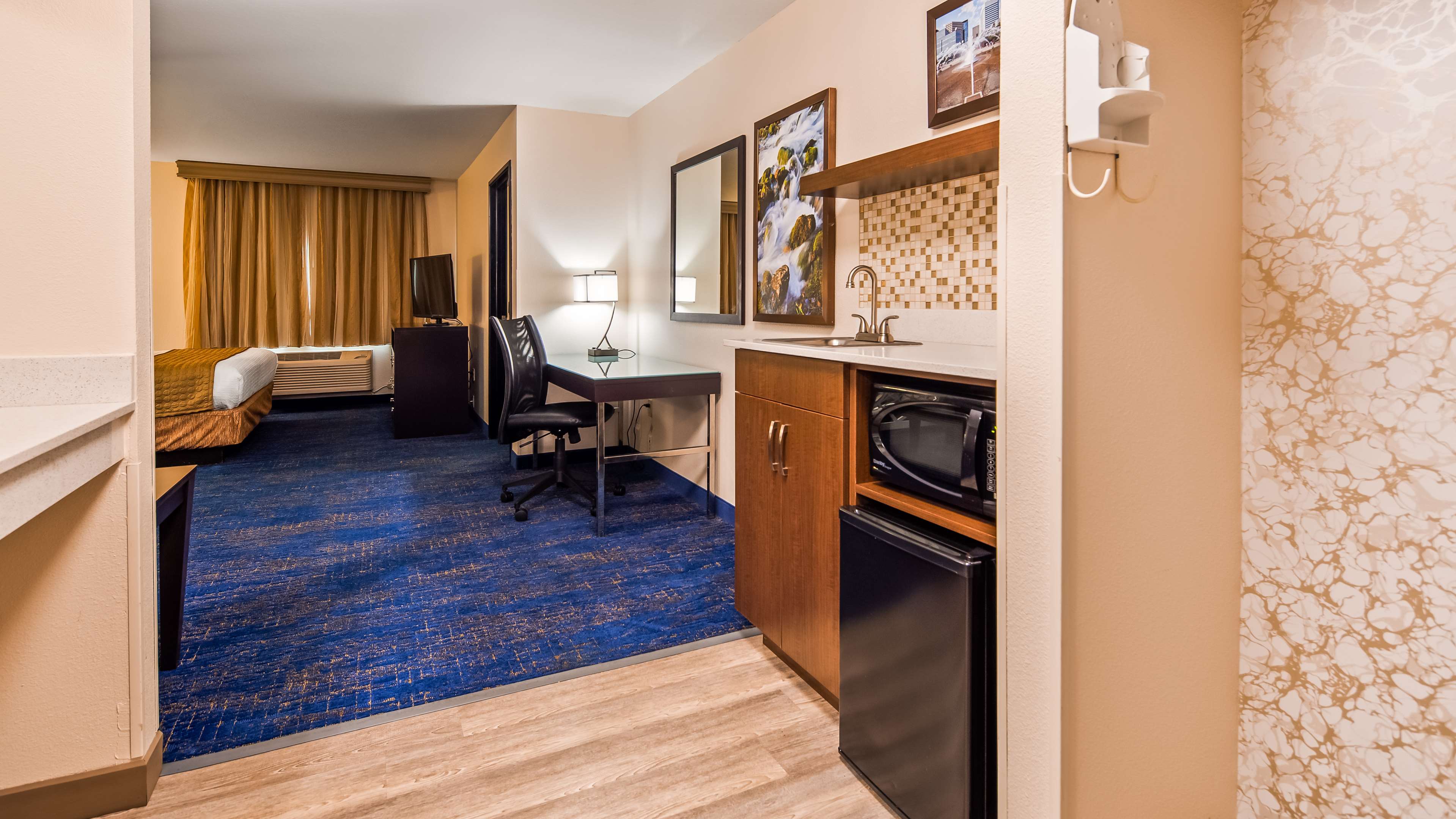 Best Western Plus Portland Airport Hotel & Suites Photo