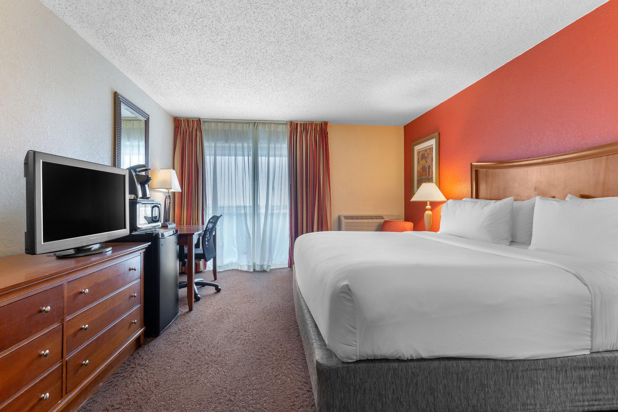 Holiday Inn Express Chicago-Downers Grove Photo