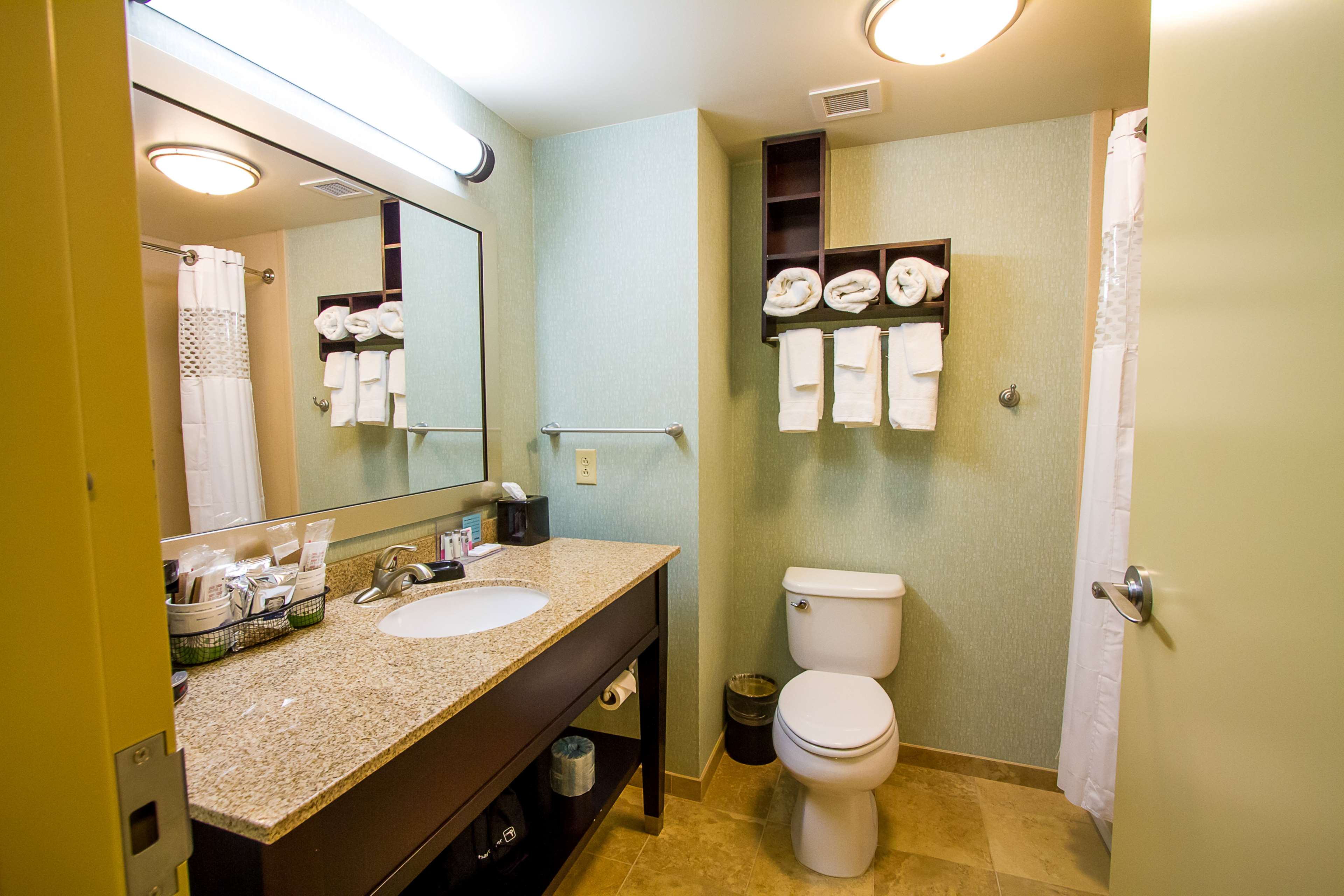 Guest room bath